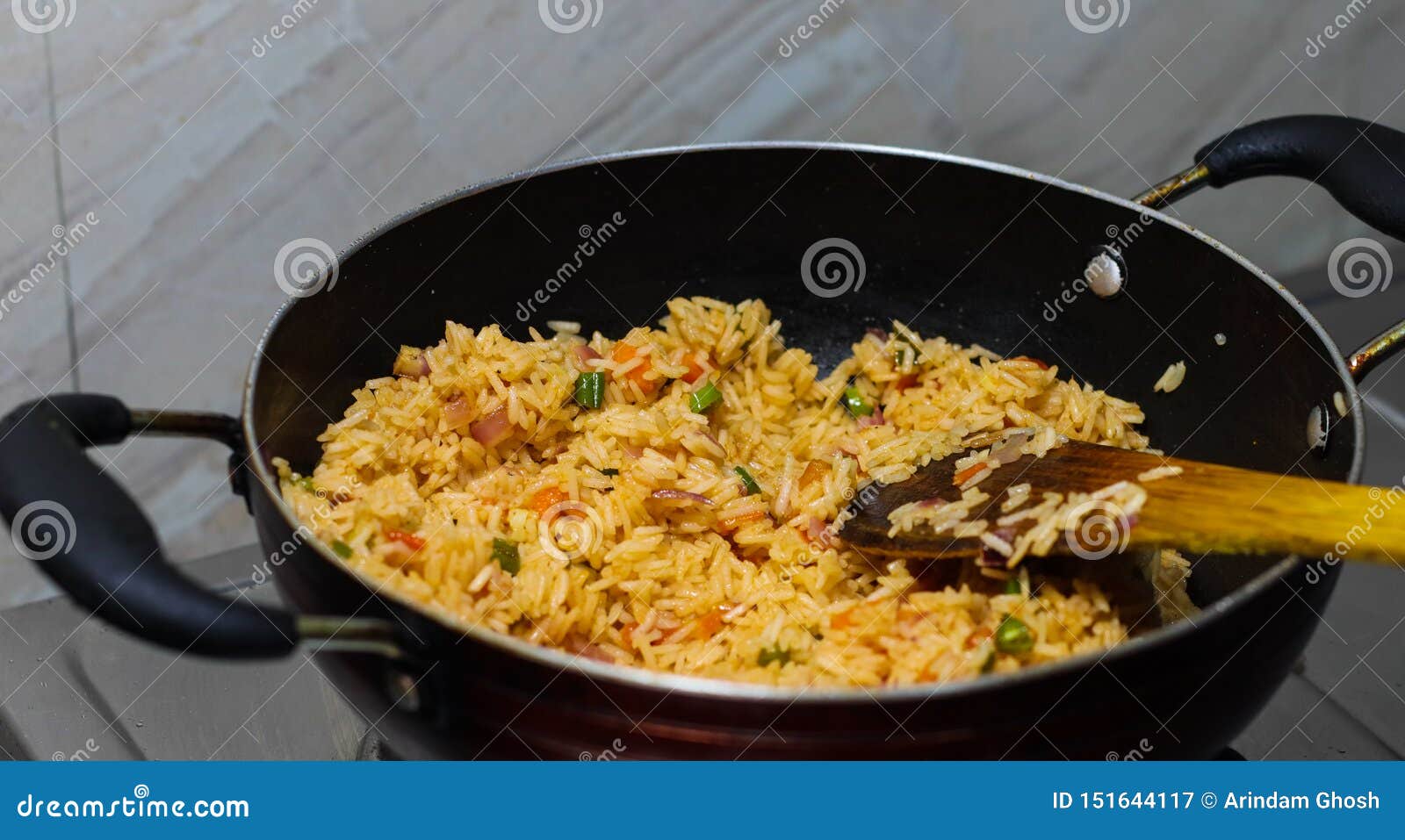 Gebratener Reis pulao, das in einer Bratpfanne kocht