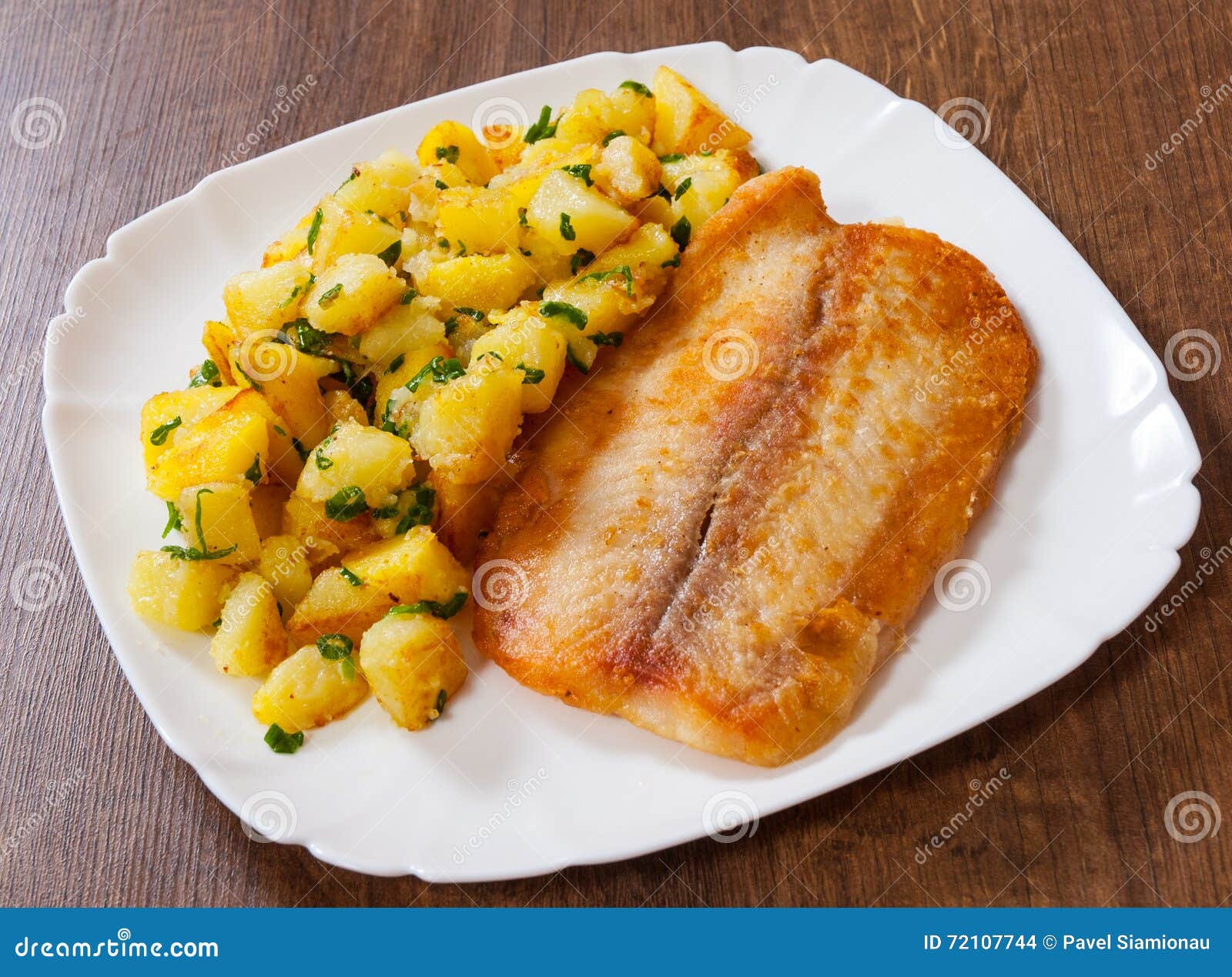 Gebratenes Fischfilet Und Kartoffeln Stockfoto - Bild von küche ...