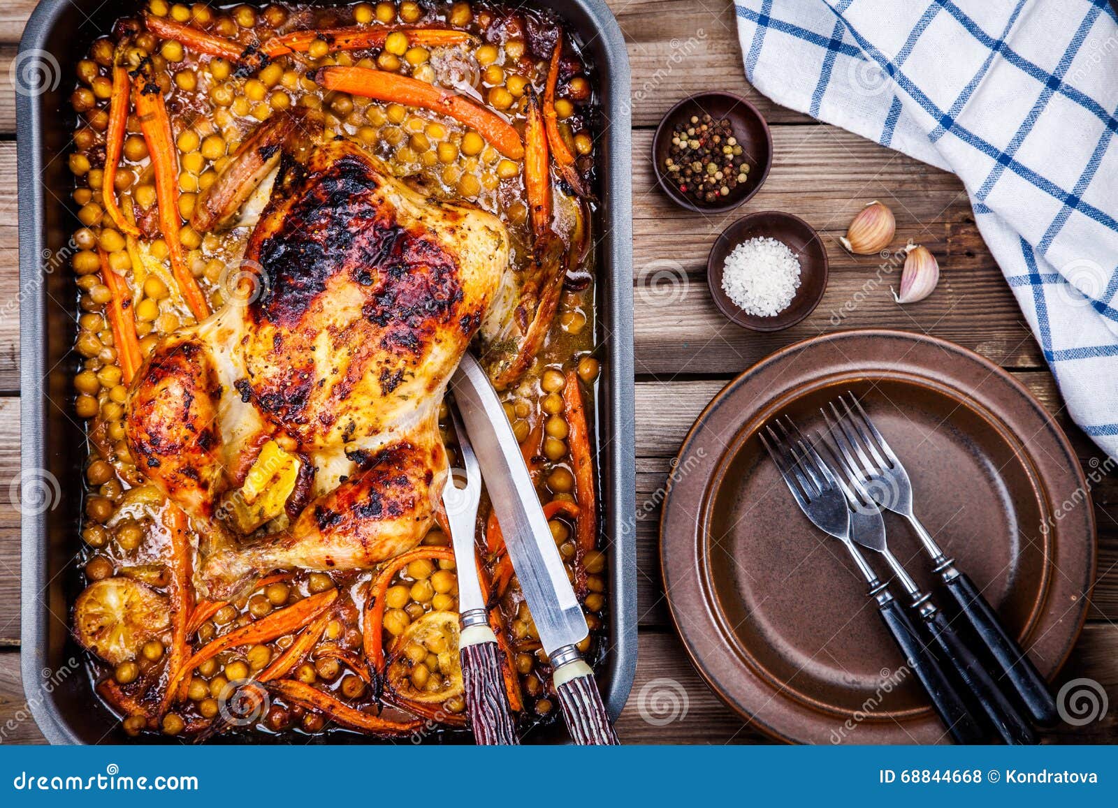 Gebratenes Ganzes Huhn Mit Kichererbsen, Karotten Und Zitronen ...