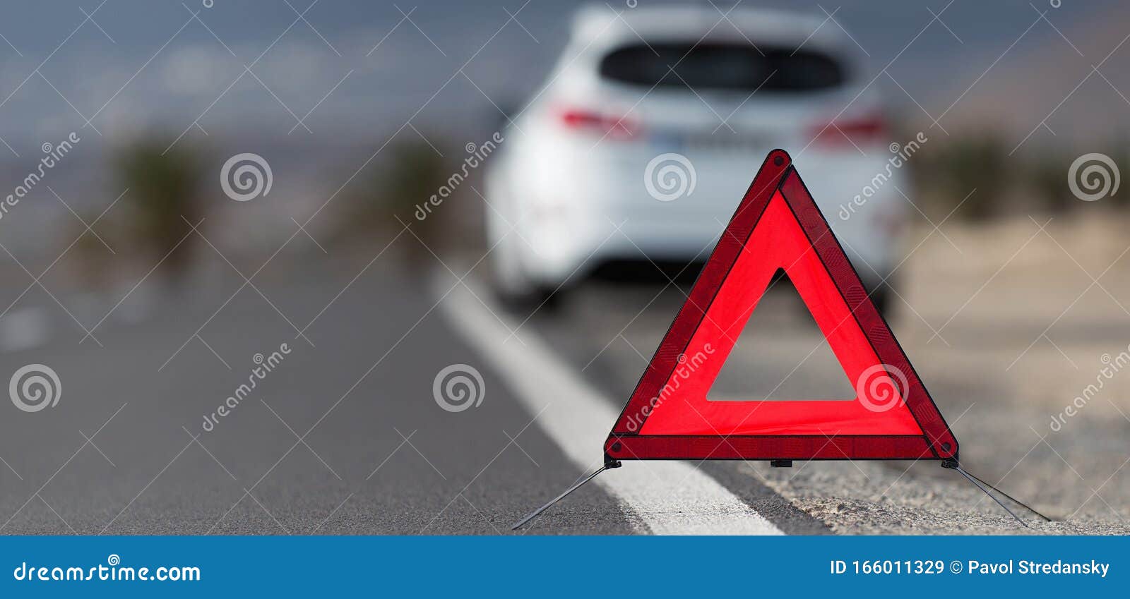 Gebrochen Auto Mit Warndreieck Hinter Ihm Warten Auf Hilfe Ankommen  Stockbild - Bild von achtung, zeichen: 166011329