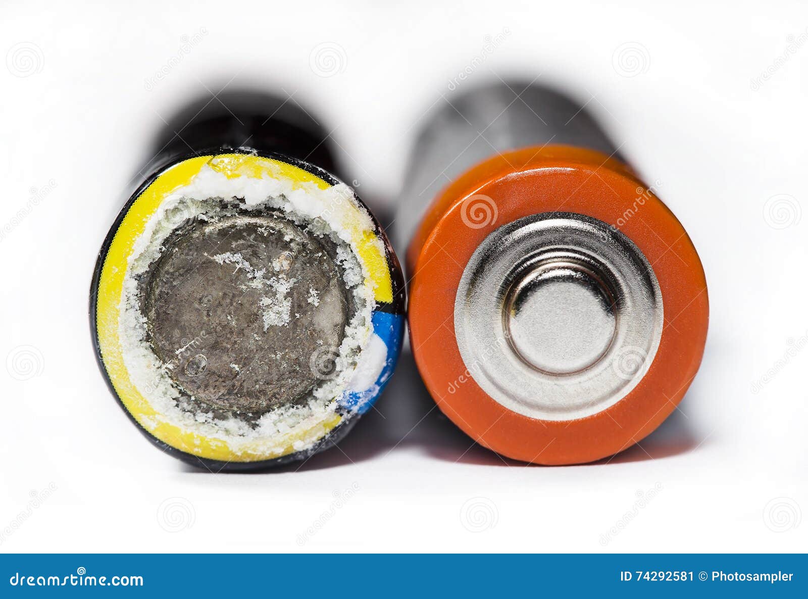 token hulp in de huishouding brug Gebruikte En Lekke Batterij Stock Afbeelding - Image of zuur, brandstof:  74292581