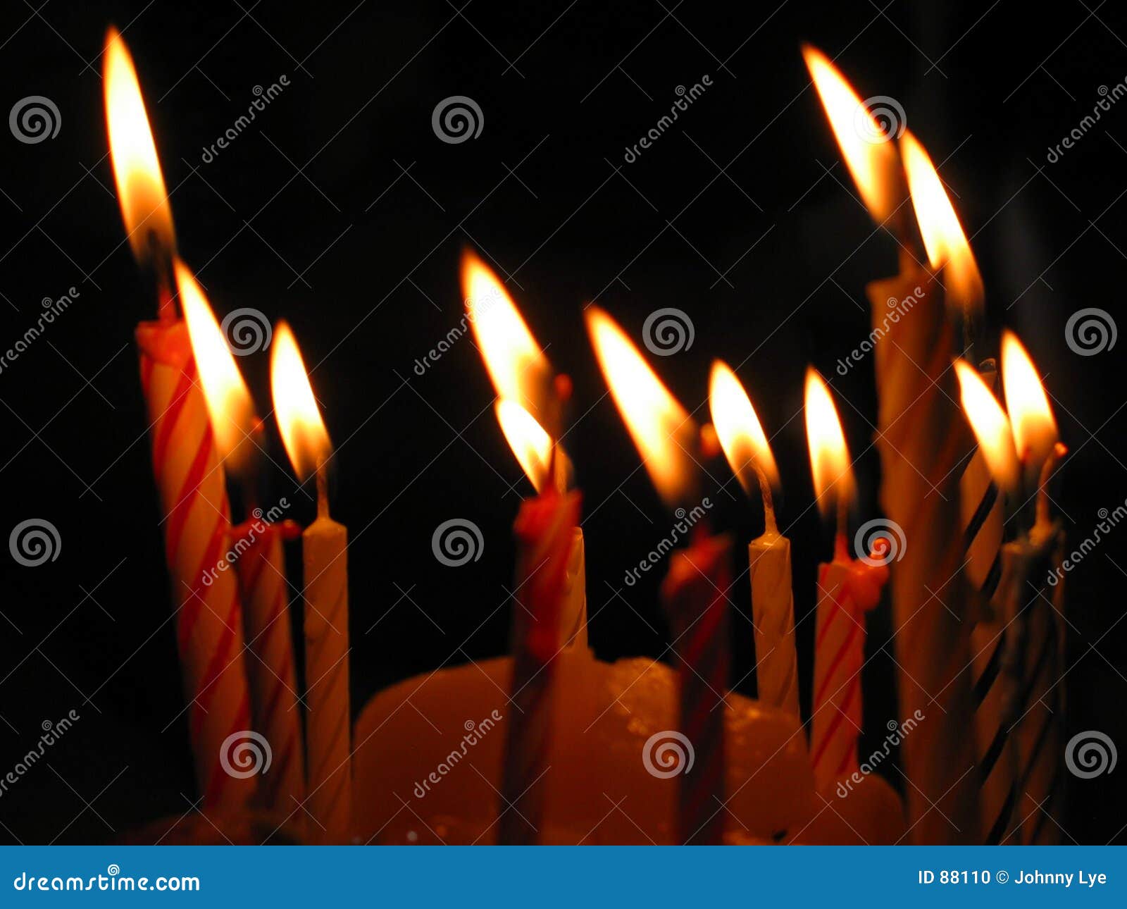 Geburtstag-Kerzen stockfoto. Bild von kerzen, dunkel, fröhlich - 88110