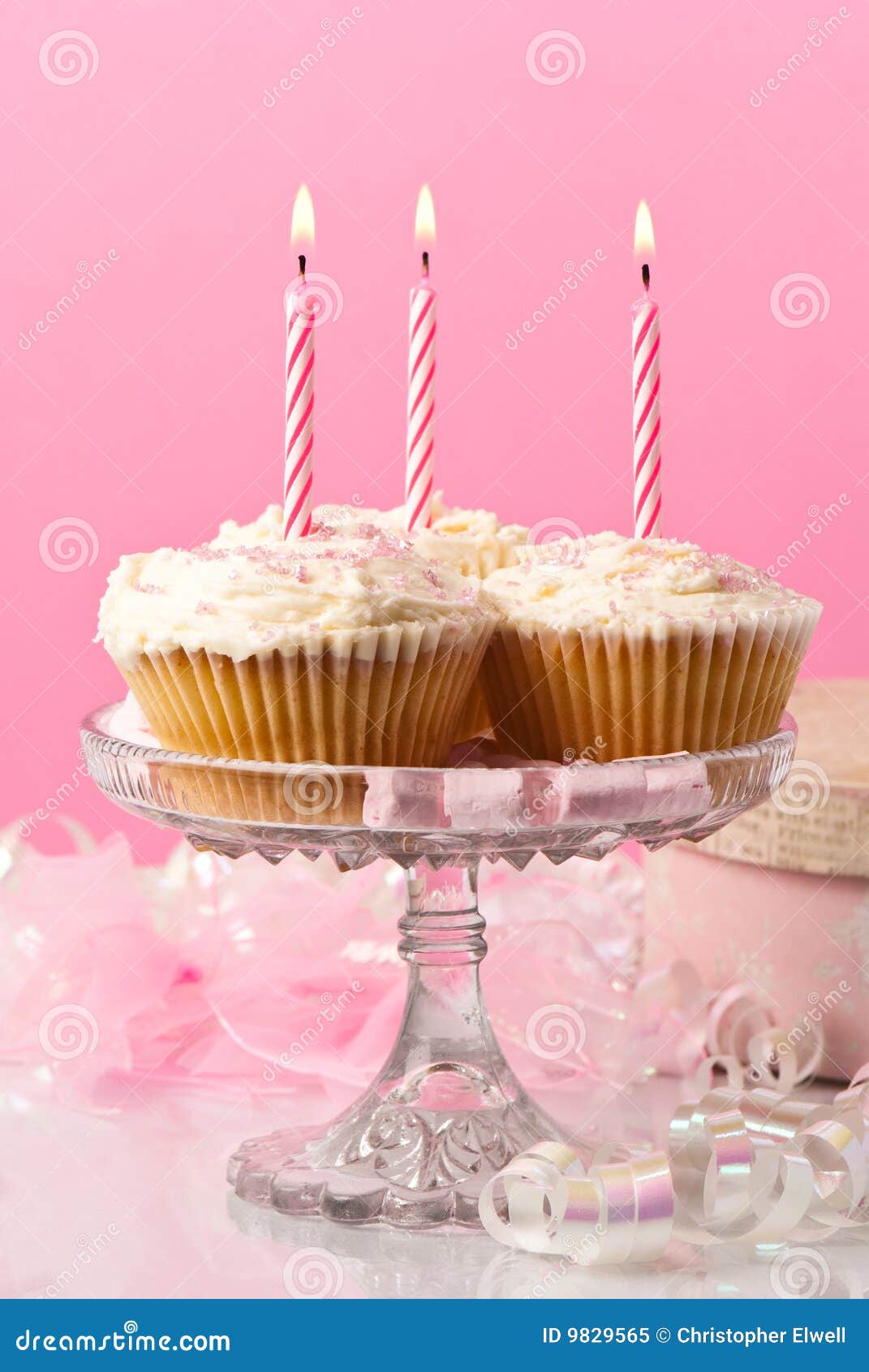 GeburtstagKuchen stockbild. Bild von eibische, gefroren 9829565