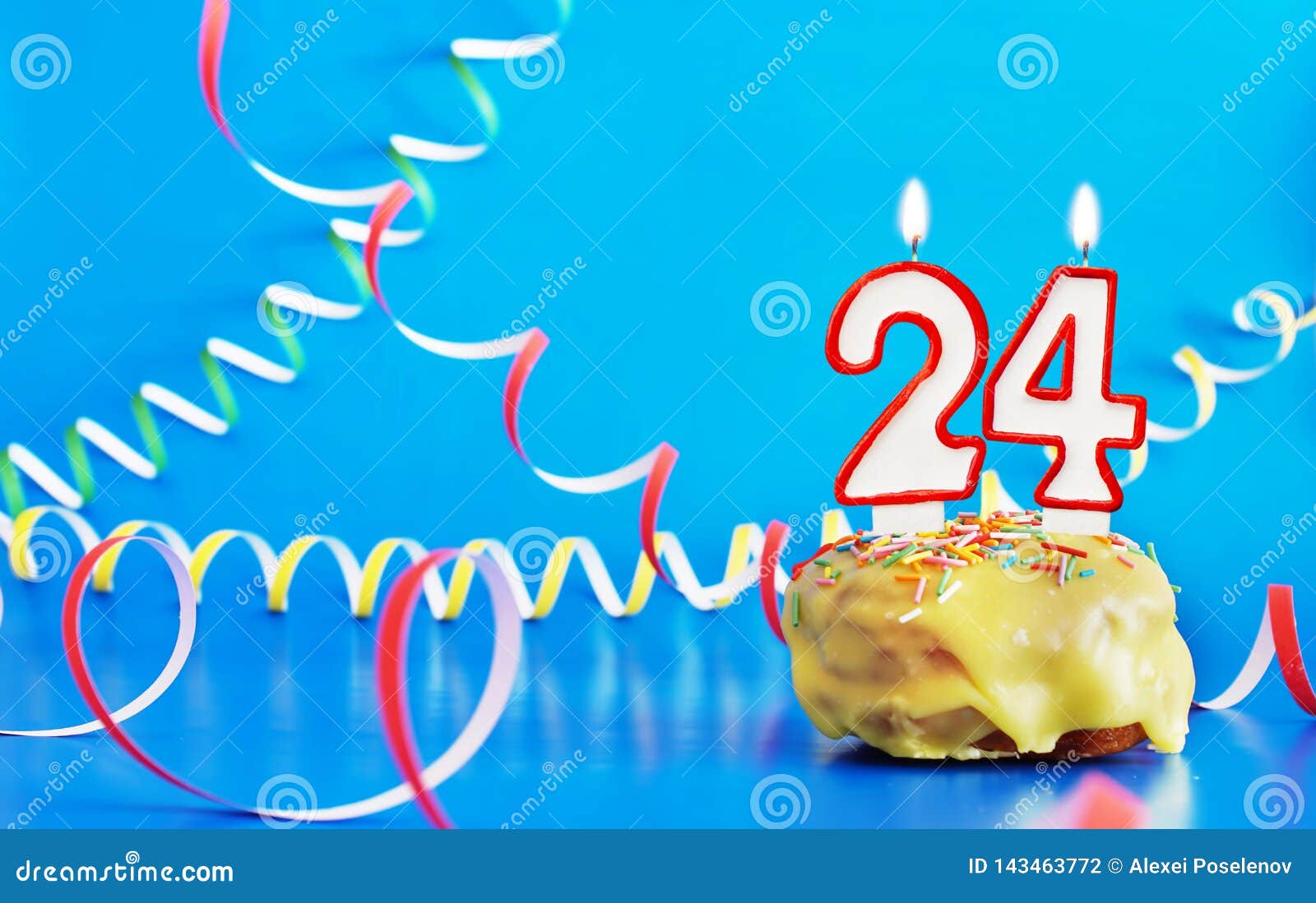 Geburtstag Von Zwanzig Vier Jahren Kleiner Kuchen Mit Wei?er Brennender