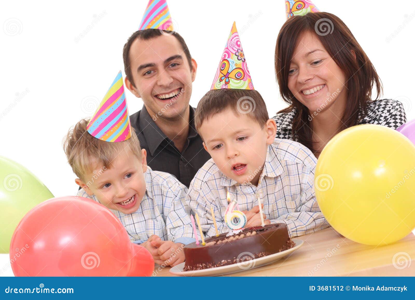 Geburtstagsfeier. Familie feiern Geburtstag - Geburtstagkuchen und Lots Spaß