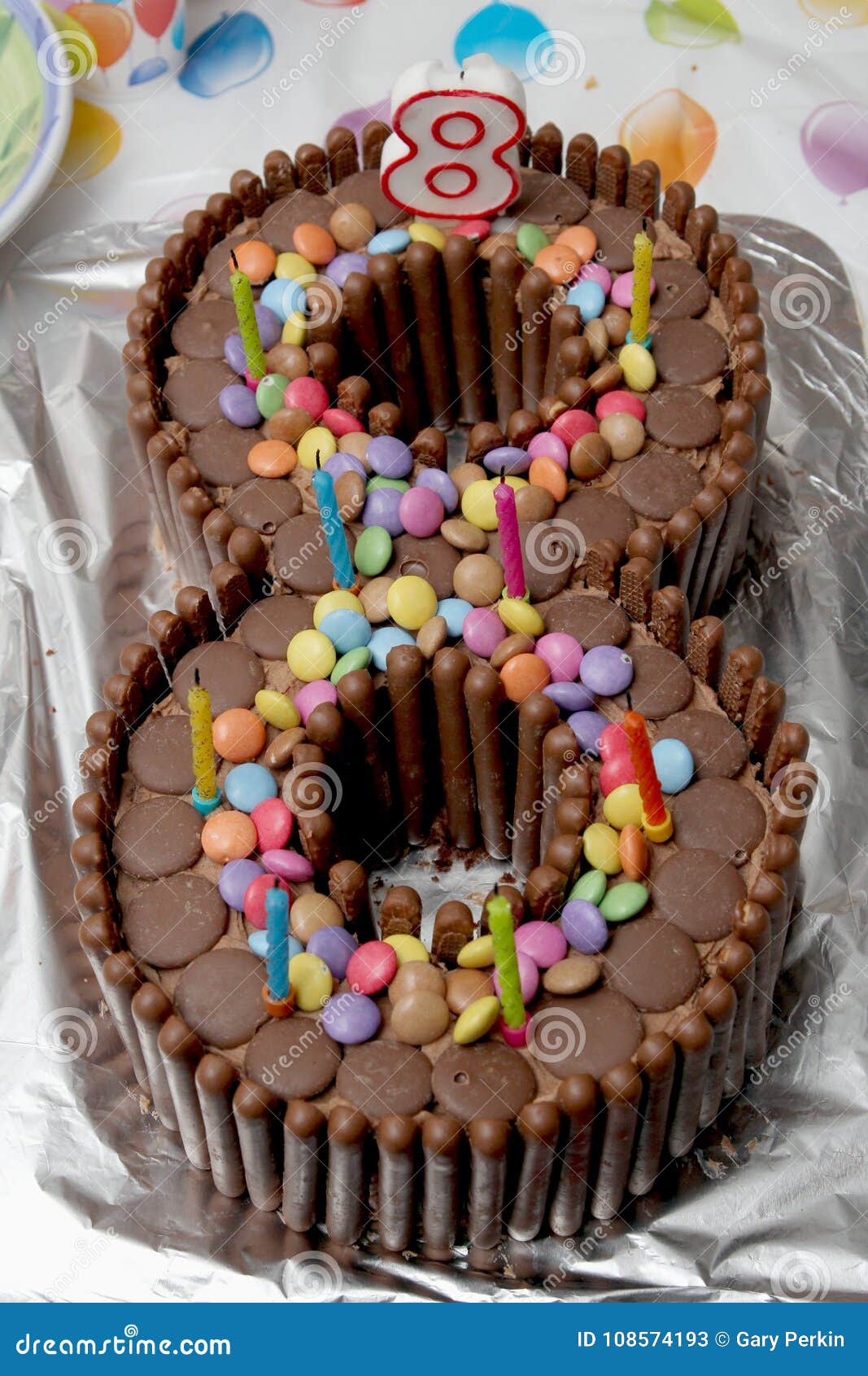 Geburtstagskuchen in Form Einer Nr. Acht, Gemacht Vom Chocolat ... Geburtstagskuchen in Form Einer Nr. Acht, Gemacht Vom Chocolat ...