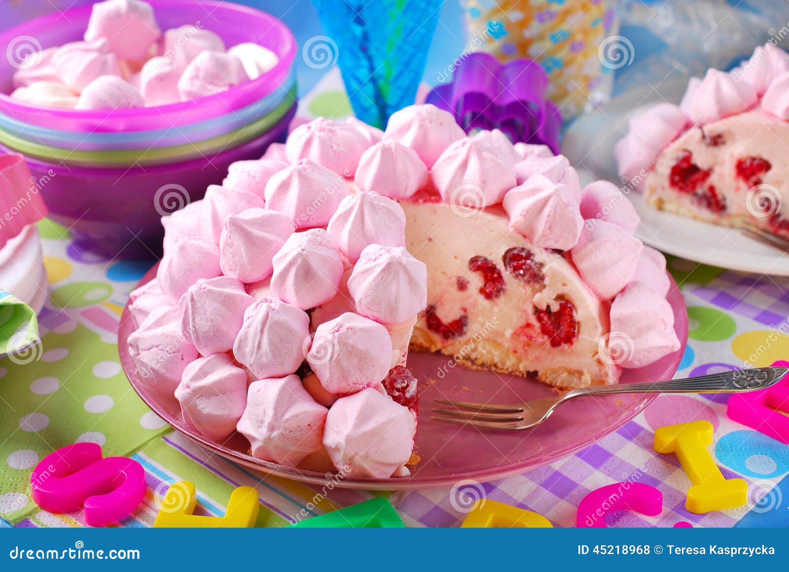 Geburtstagskuchen Mit Rosa Meringen Und Himbeeren Stockfoto Bild von