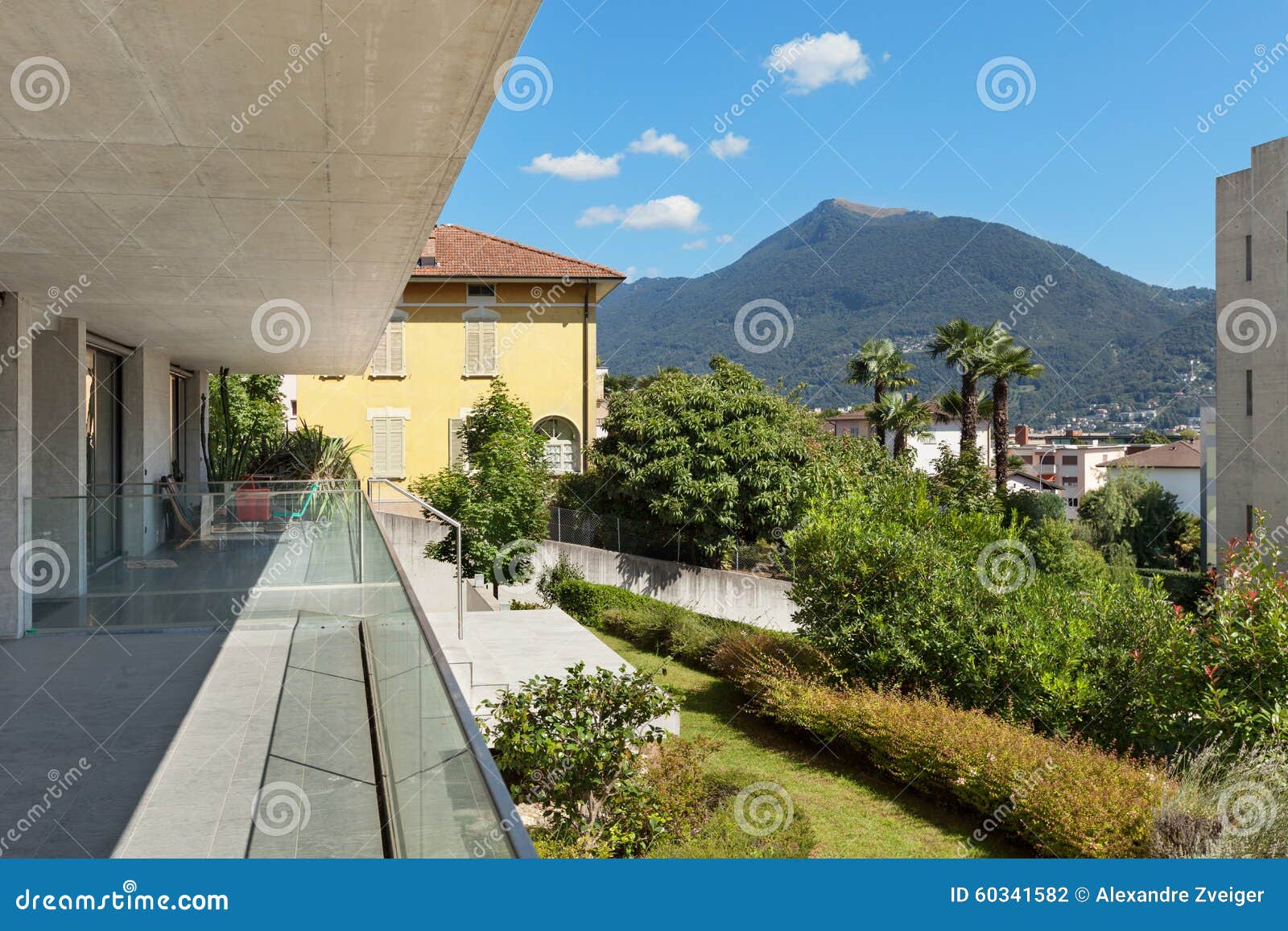 Gebäudewohnung, Balkon. Gebäudewohnung im Zement, Ansicht vom Balkon