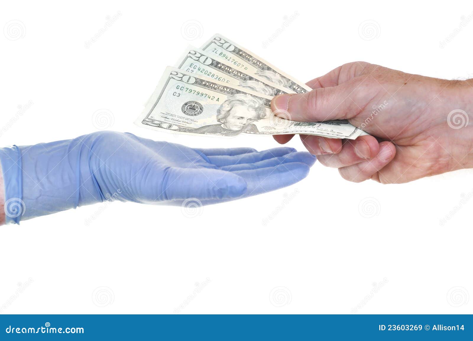 Сколько денег даете врачу. Передача денег. Врач с деньгами. Деньги медработникам. Медик с деньгами.