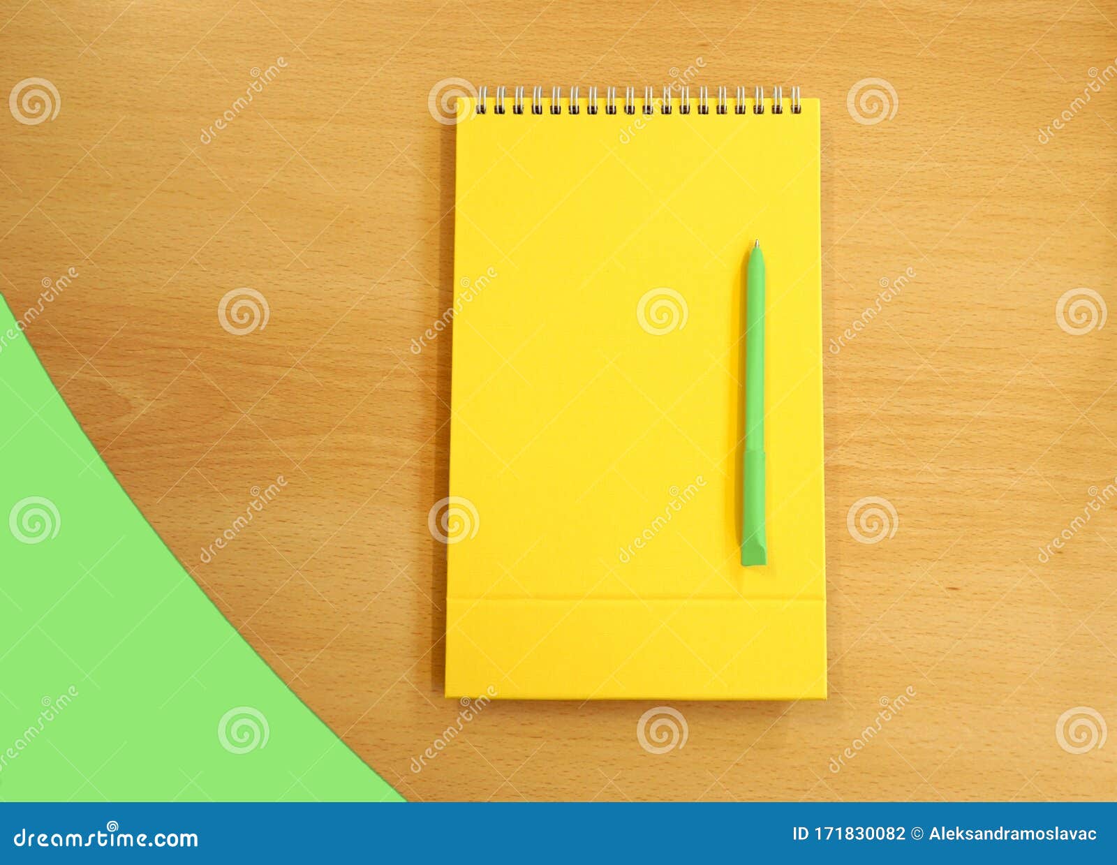 vergelijking niets zweer Geel Blanco Schrijfblok En Met Een Groene Pen Op Een Houten Bureau, Vlakke  Laag Stock Foto - Image of onderwijs, nota: 171830082