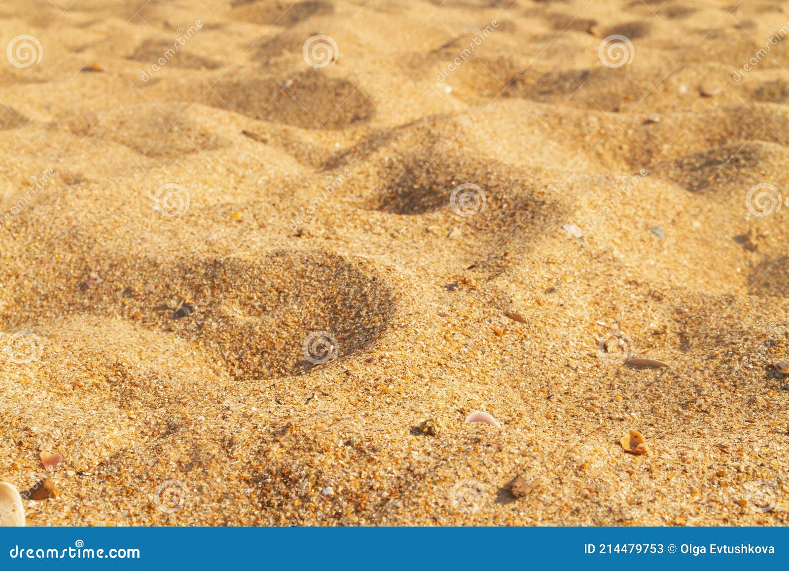 wond nicht De neiging hebben Geel Grof Zand Op Het Strand Bij Zee Stock Afbeelding - Image of ruimte,  buiten: 214479753