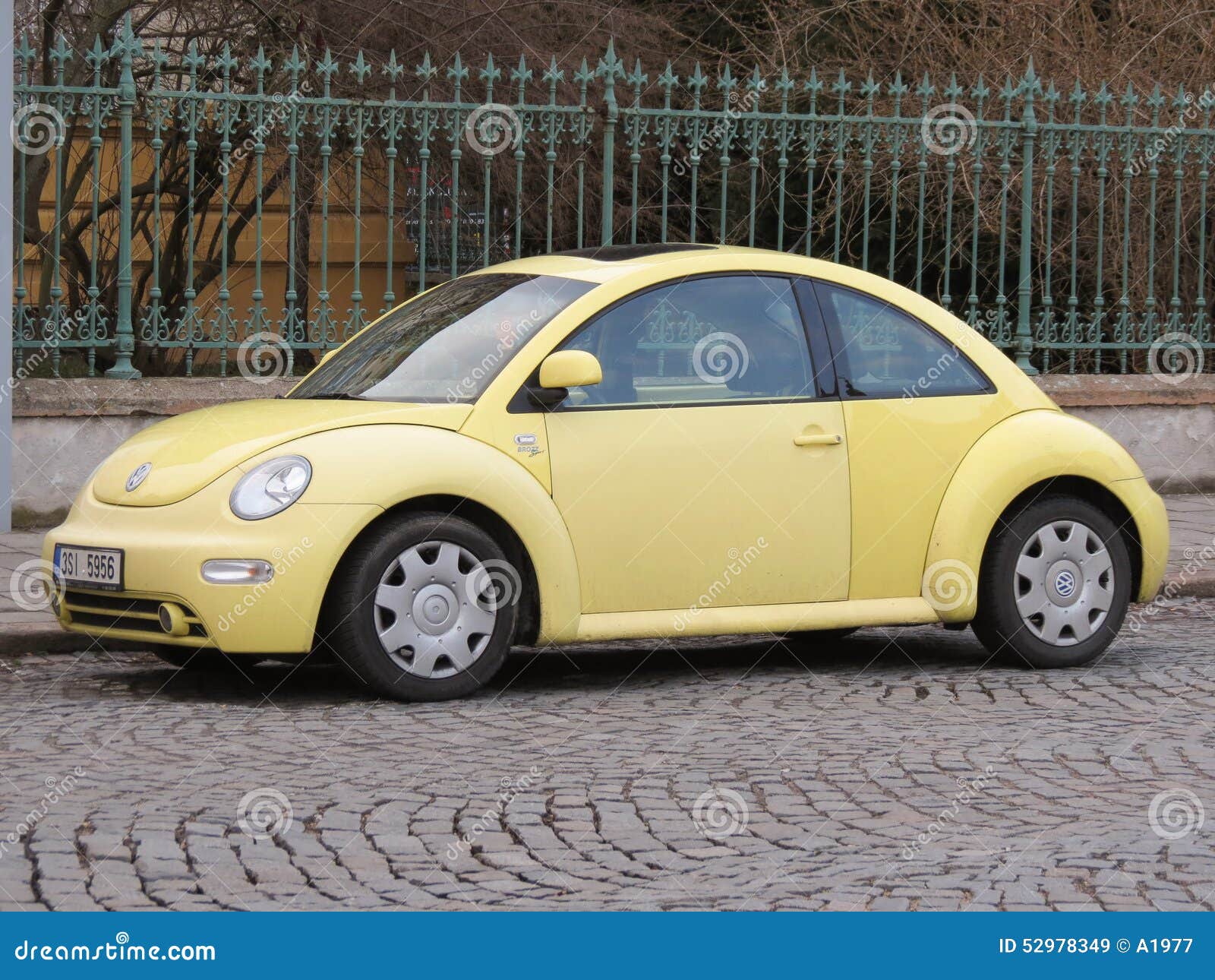 geweld Gehoorzaam bioscoop Geel Volkswagen New Beetle redactionele stock afbeelding. Image of klein -  52978349