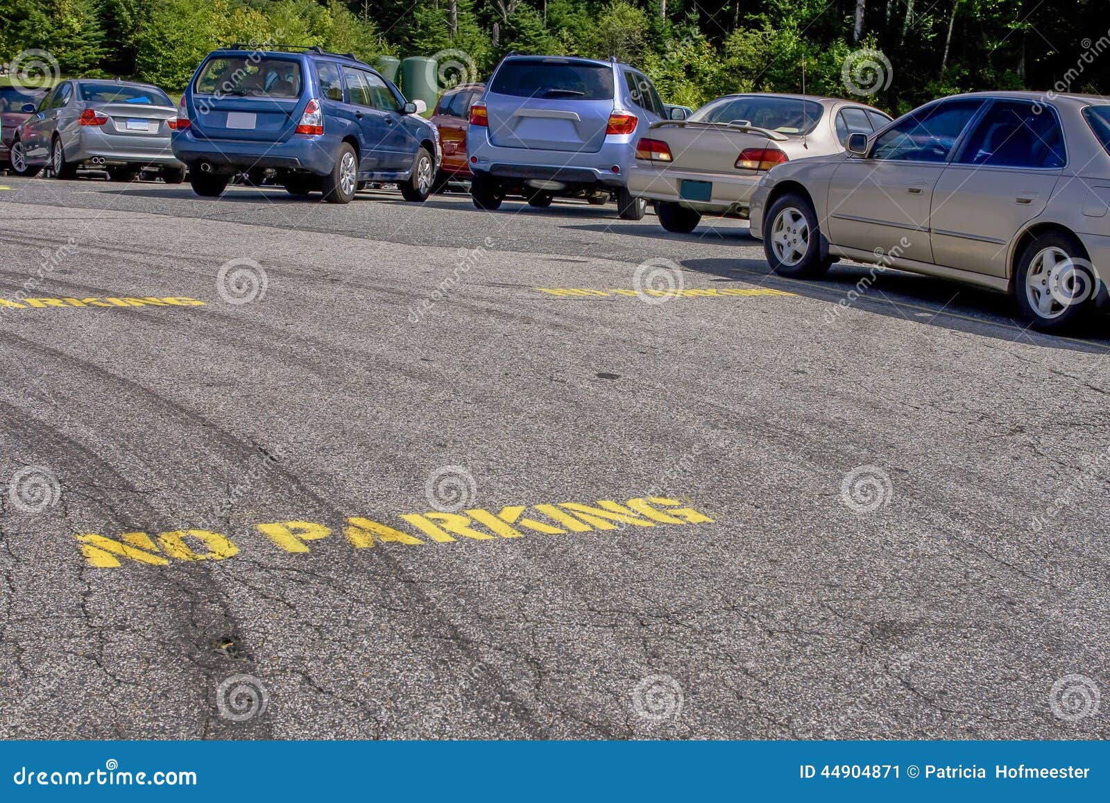 Geen parkerentekst op weg met auto's in de rug