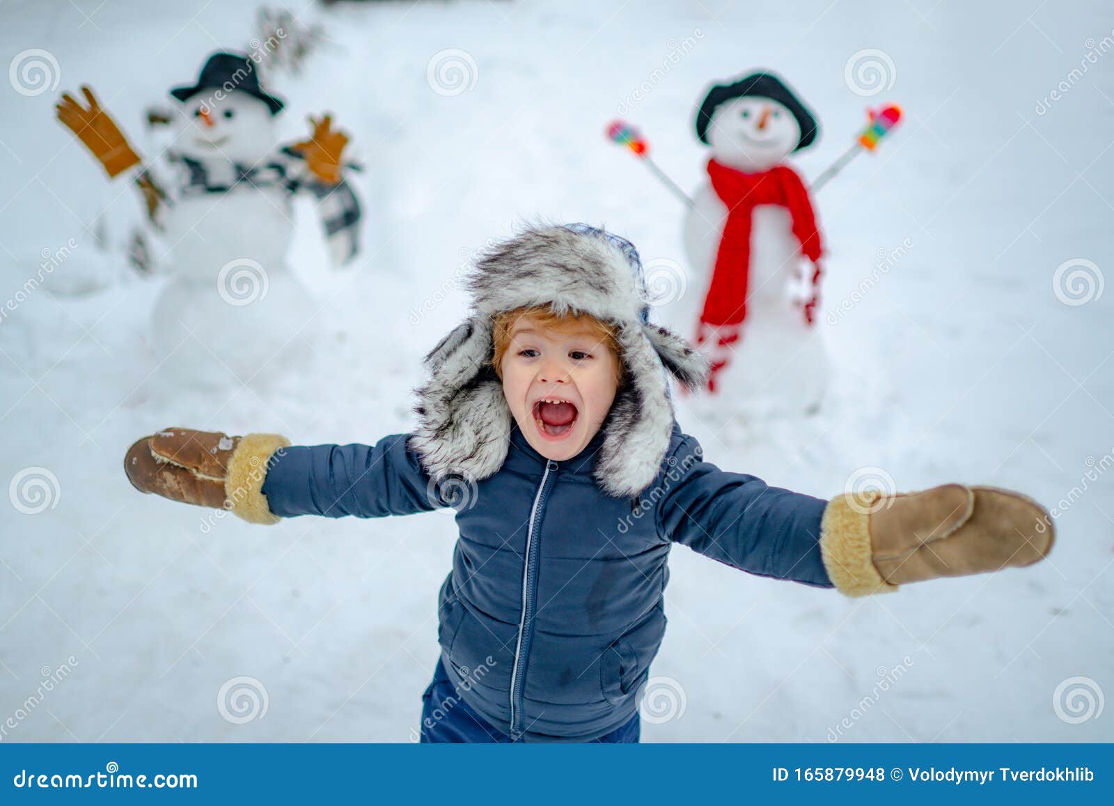Gefeliciteerd, Winterportret Kinderen Sneeuw Gelukkig Kind Dat Speelt Met Een Sneeuwpop Op Een Sneeuwwandeling Kinderen Stock Foto - Image of leuk: 165879948