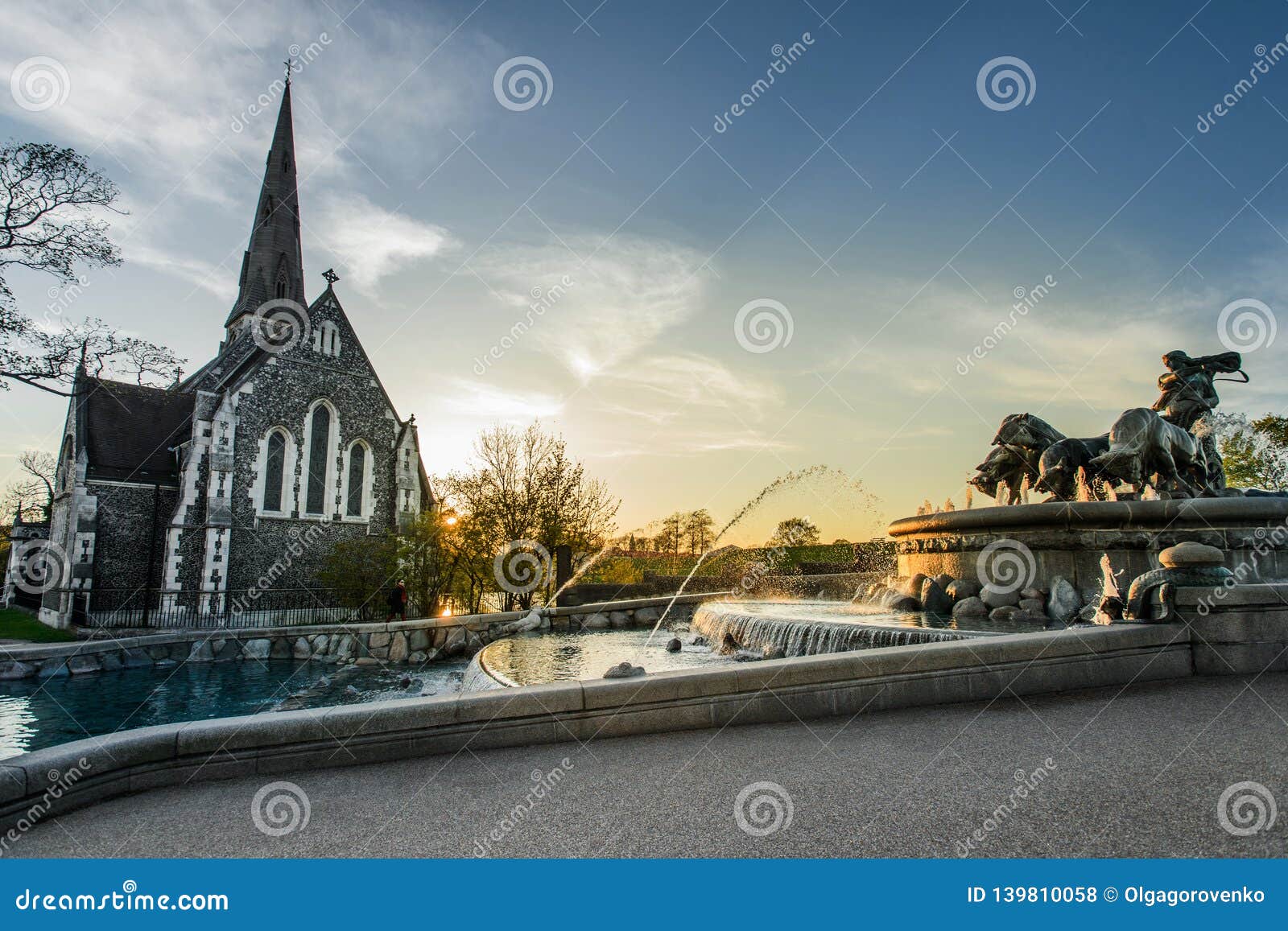 Gefion Fountain Voor St Alban Kerk in Kopenhagen, Denemarken Stock Foto ...