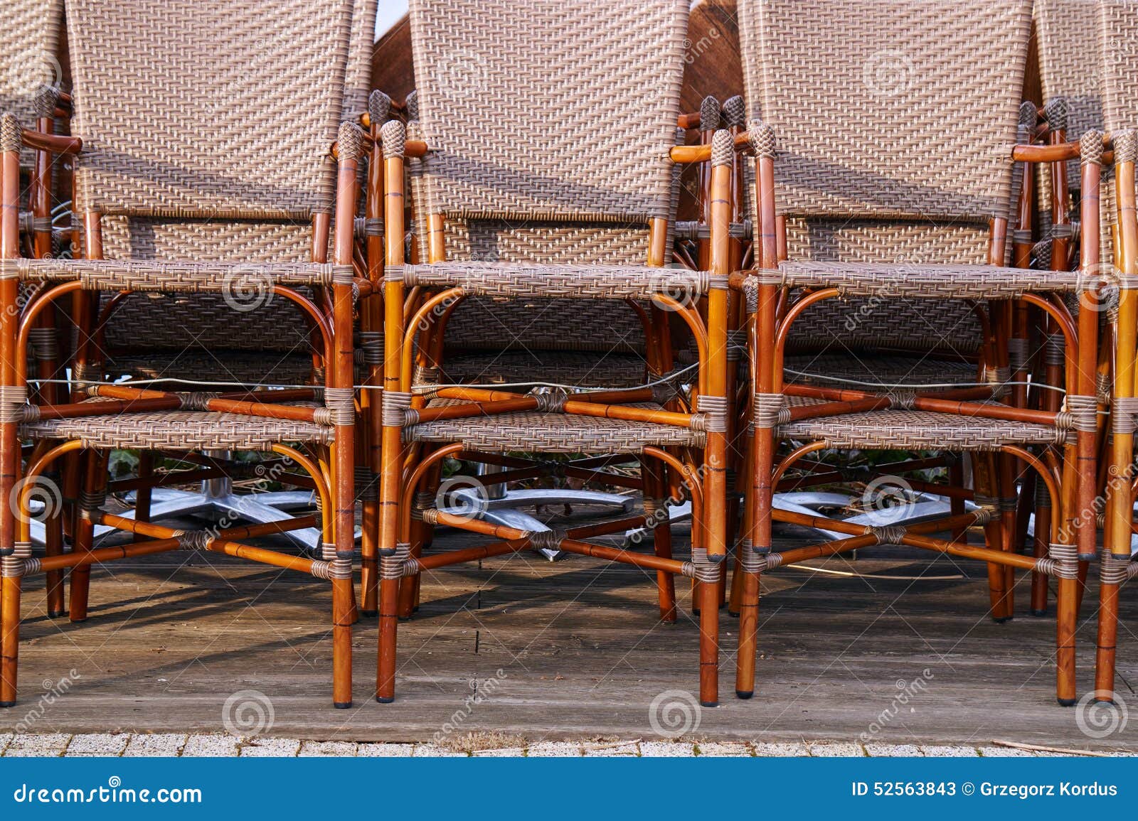 Geflochtene Stühle Auf Der Terrasse Stockbild - Bild von terrasse