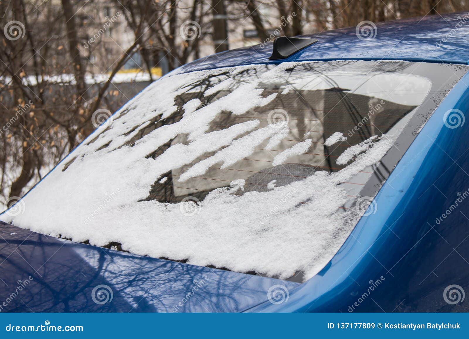 Gefrorene Heckscheibe Des Autos, Bedeckt Mit Eis Und Schnee an Einem  Wintertag Stockbild - Bild von transport, abgedeckt: 137177809