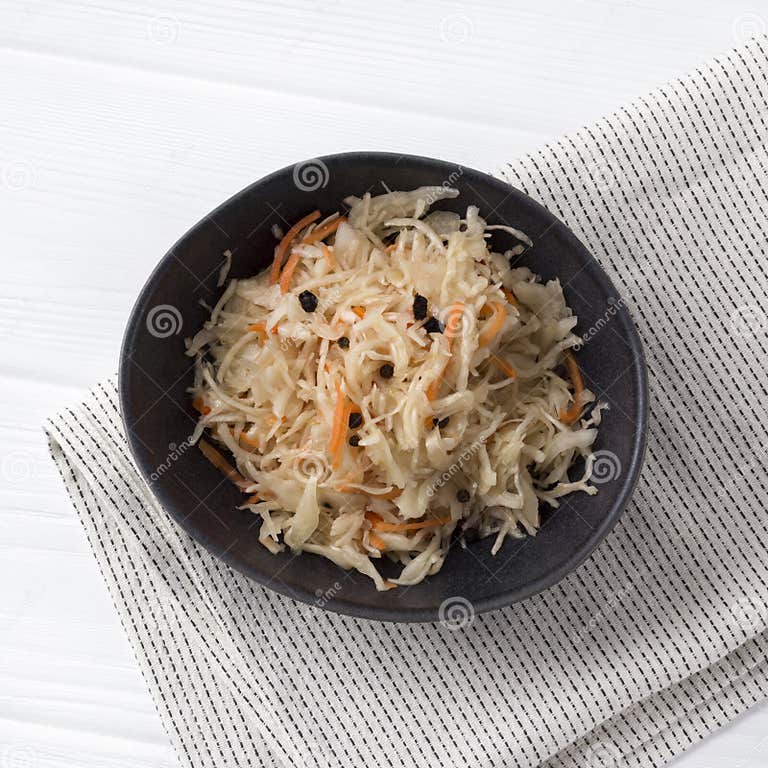Gegorener Kohl Traditionelles Russisches Aperitifsauerkraut Mit Karotte ...