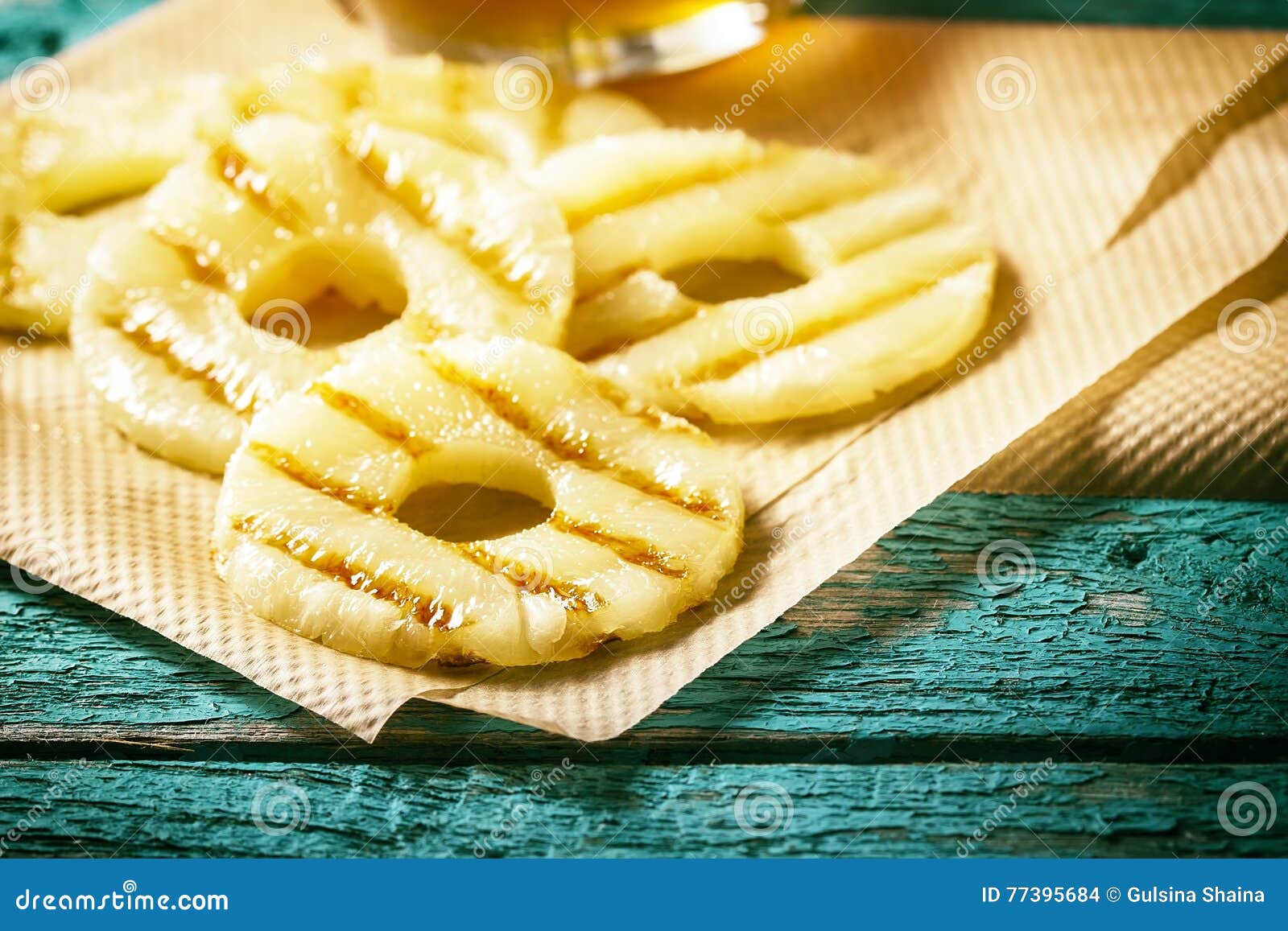 Gegrillte Ananasscheiben Mit Honig Stockfoto - Bild von ananas, essen ...