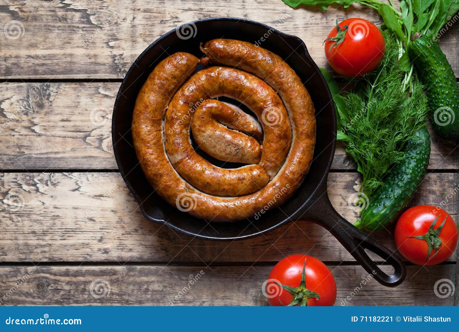 Gegrillte Fleischwurst in Geworfenem Selbst Gemachtem Traditionellem ...