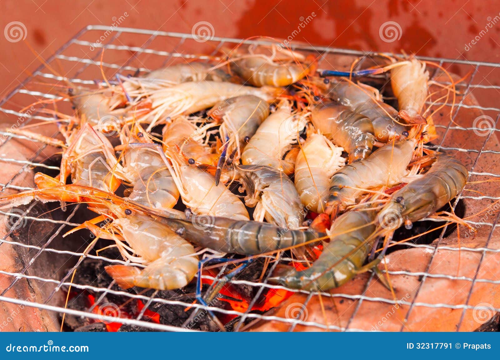 Gegrillte Garnelen Auf Loderndem Grill. Stockbild - Bild von garnele ...