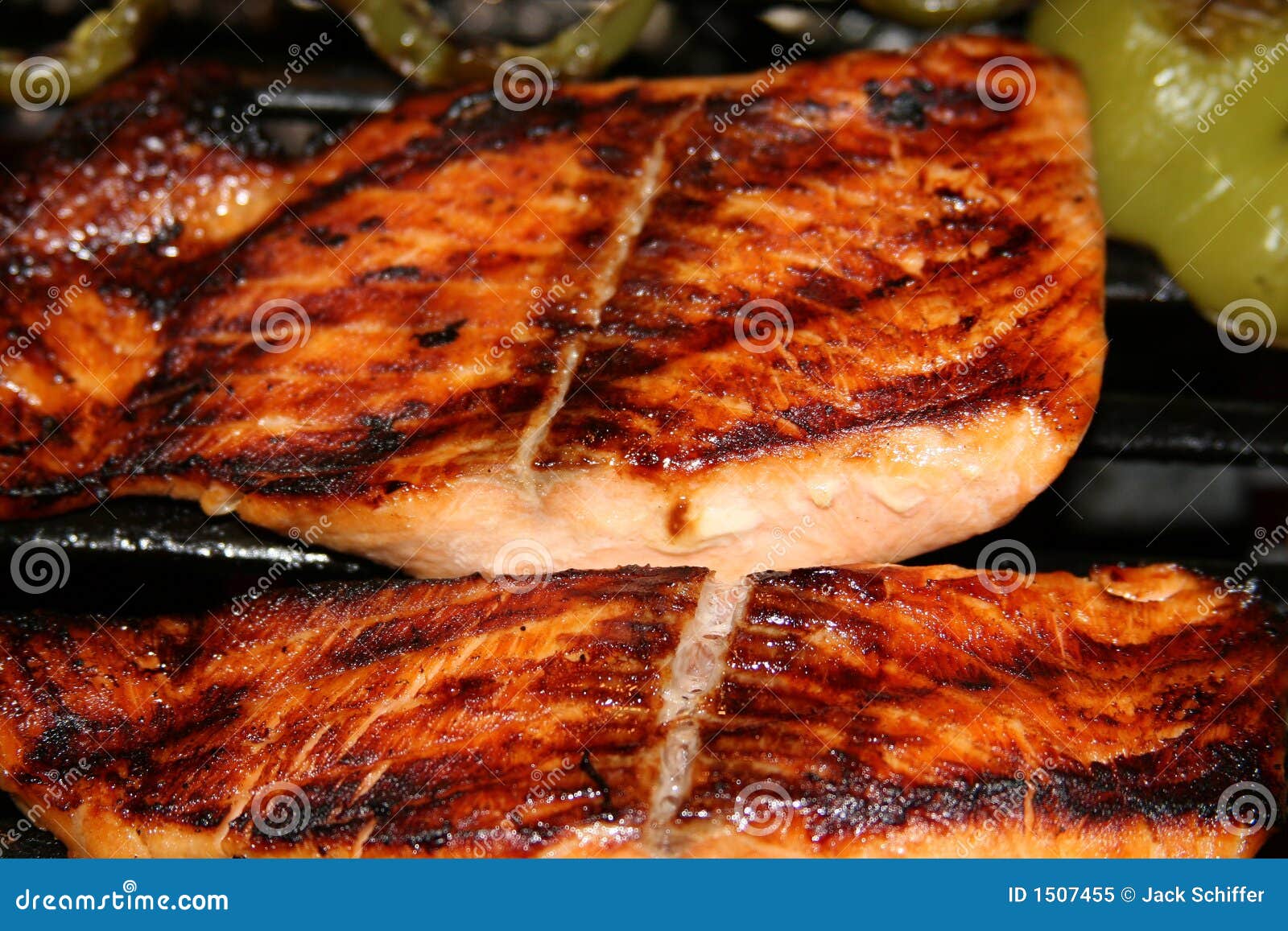 Gegrillte Lachssteaks stockbild. Bild von bunt, pfeffer - 1507455