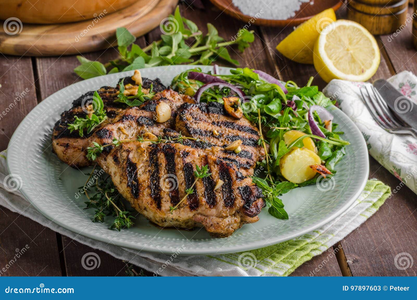 Gegrillte Schweinekoteletts Mit Kopfsalatsalat Stockbild - Bild von ...