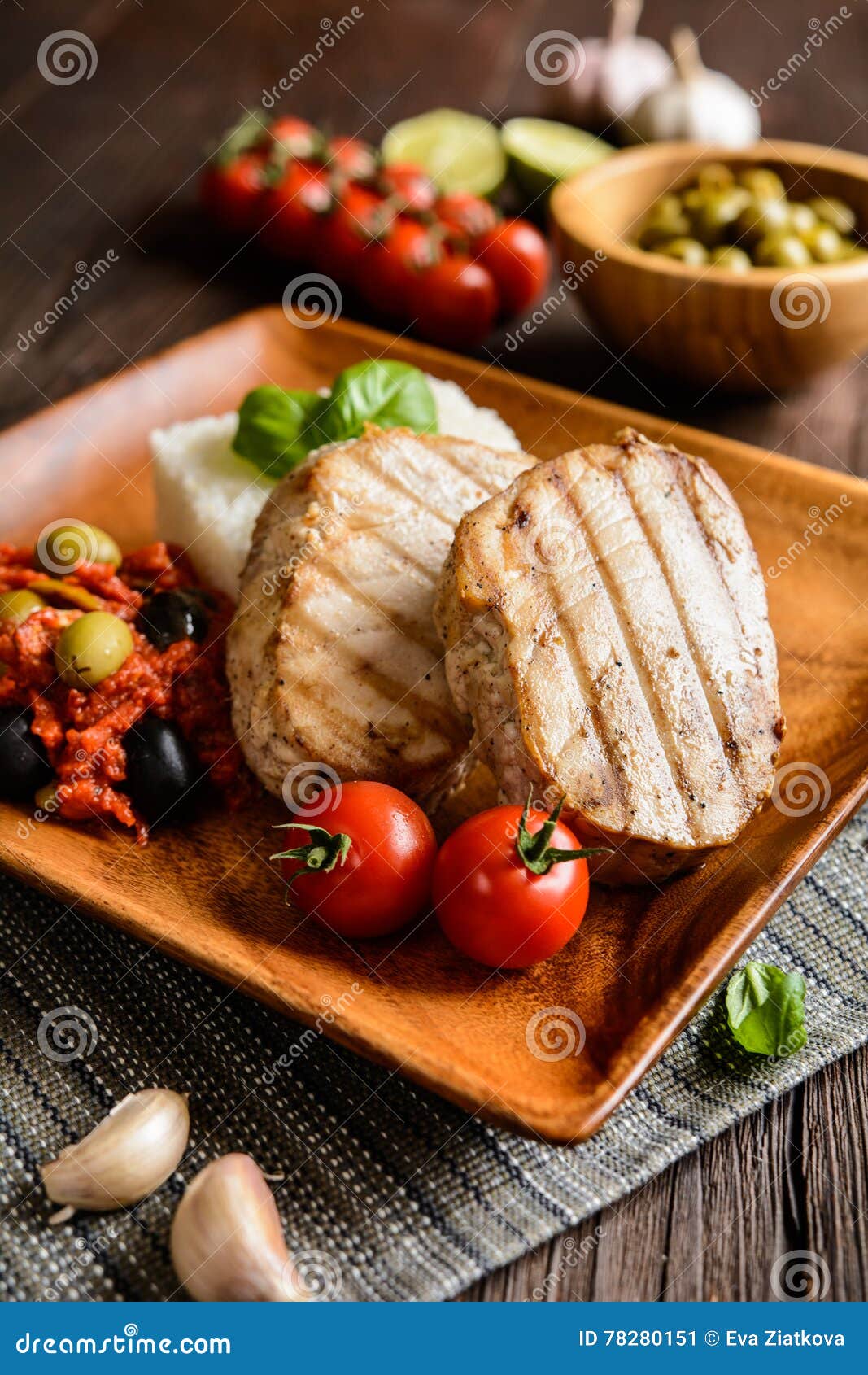 Gegrillte Thunfischsteaks Mit Reis Und Tomatensauce Stockbild - Bild ...