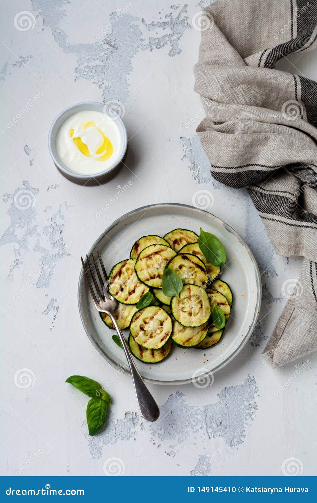 Gegrillter Zucchinisalat Mit Basilikumblättern in Einer Einfachen ...