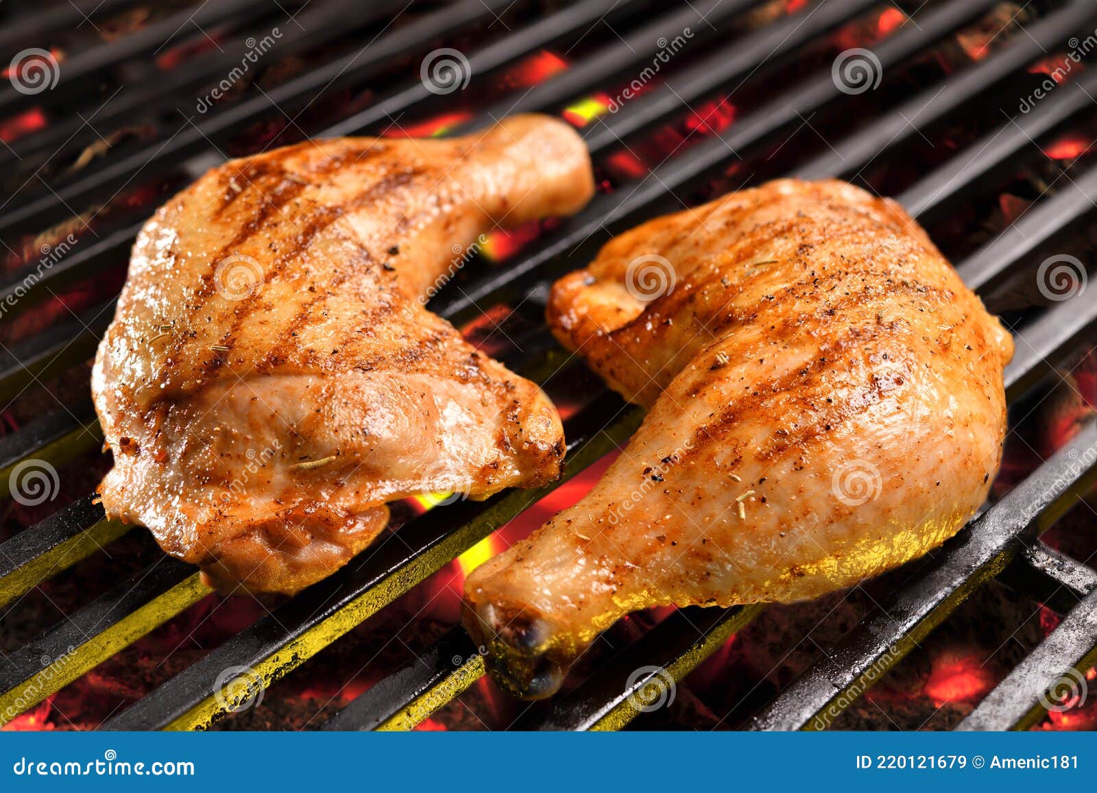 Gegrilltes Huhn Oberschenkel Auf Dem Flammenden Grill Stockbild - Bild ...