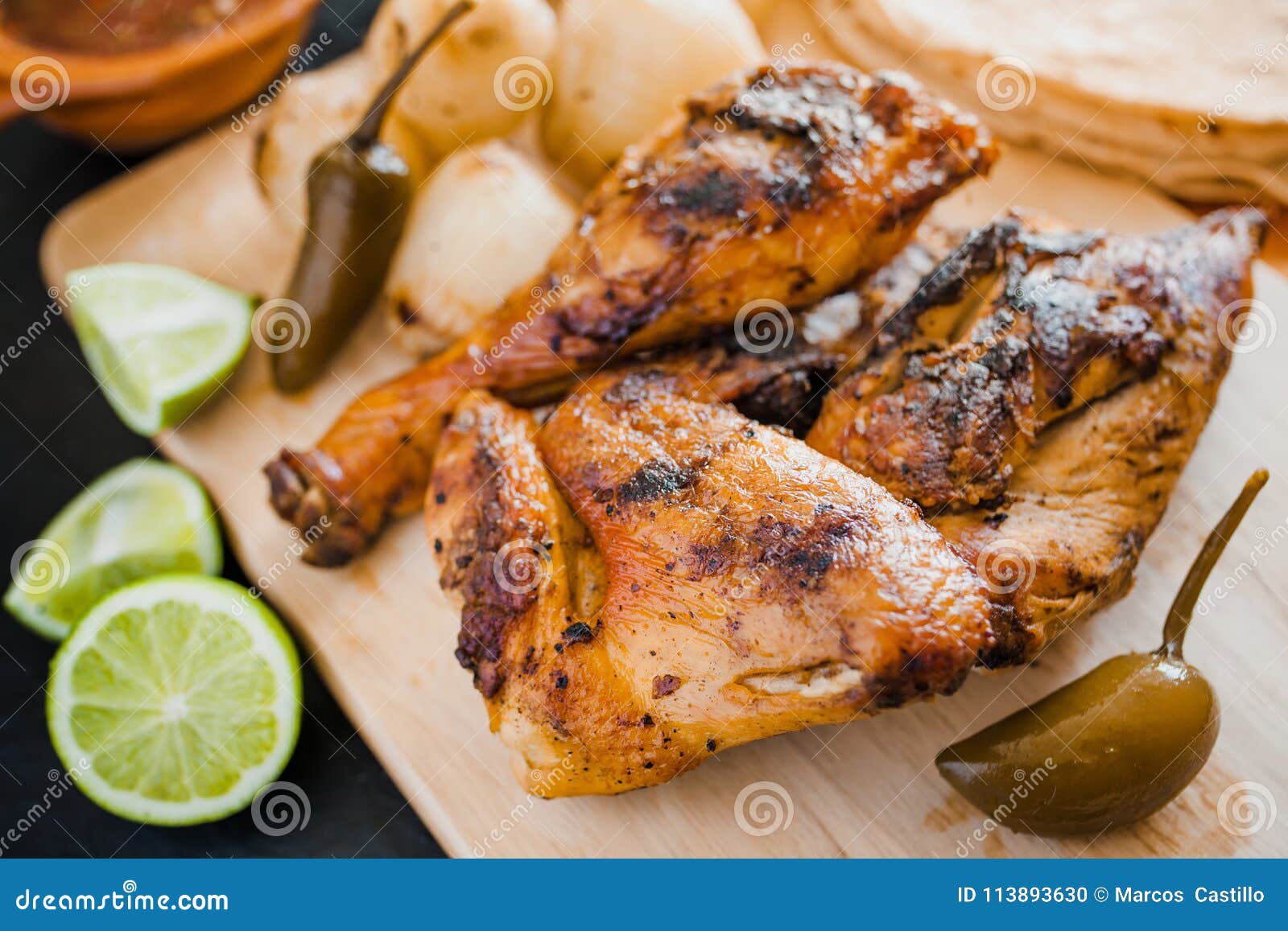 Gegrilltes Huhn, Tortillas Und Mexikanisches Lebensmittel Der Zwiebeln ...