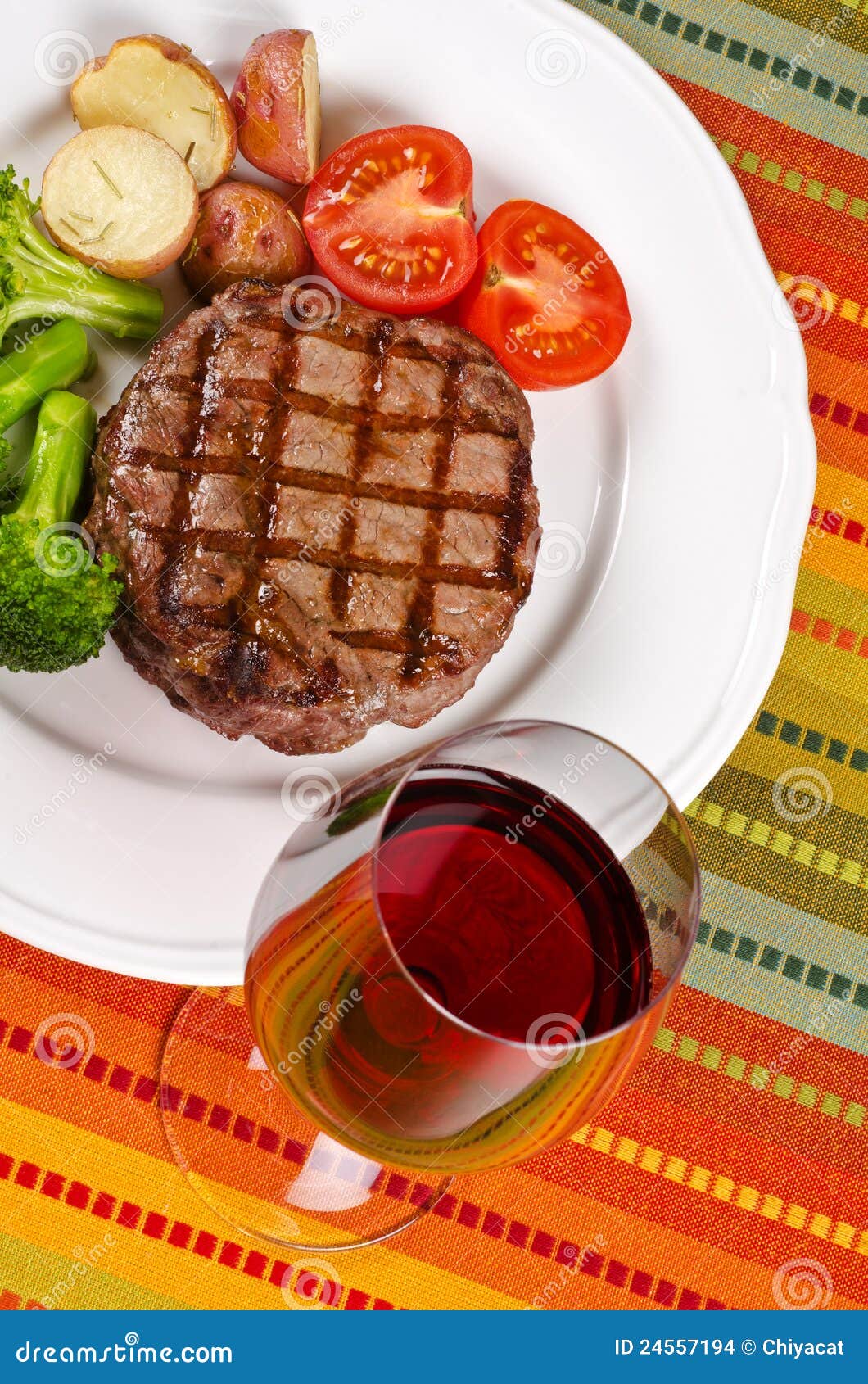 Gegrilltes Rindfleisch-Steak und ein Glas Rotwein #1. Gegrilltes Rippeaugensteak diente mit Gemüse und einem Glas Rotwein, #1.