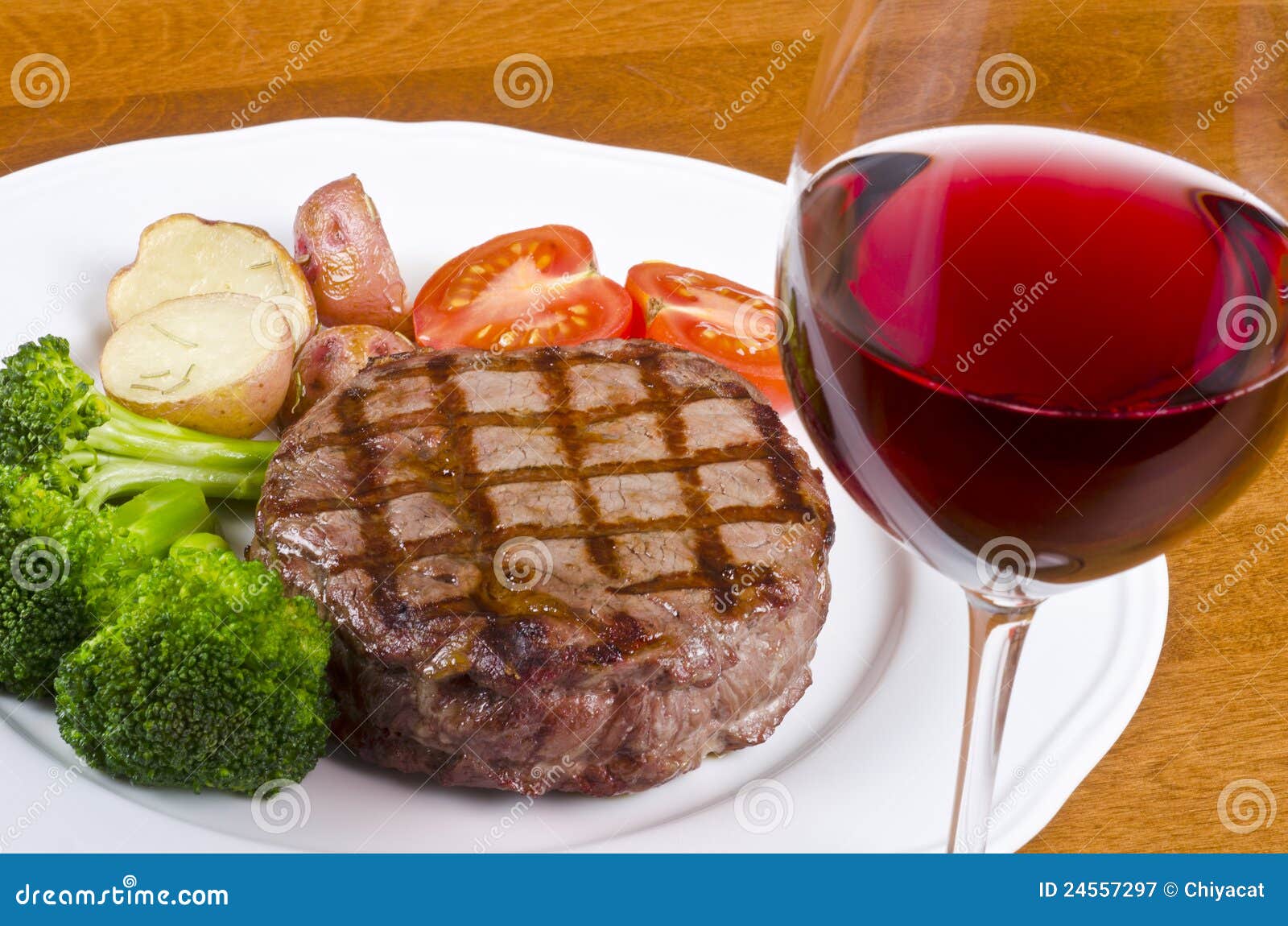 Gegrilltes Rindfleisch-Steak Und Ein Glas Rotwein #4 Stockbild - Bild ...