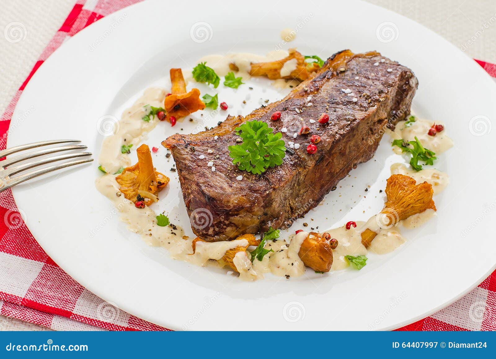 Gegrilltes Rumpsteak Mit Pfifferling Und Sahnesauce Stockbild - Bild ...