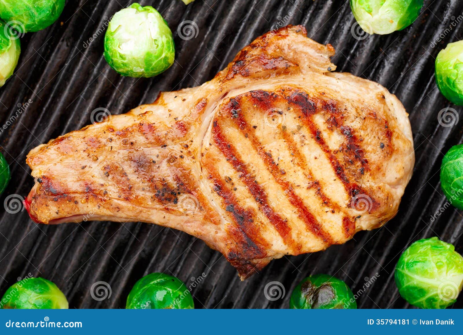 Gegrilltes Schweinekotelett Mit Rosenkohl Stockbild - Bild von ...