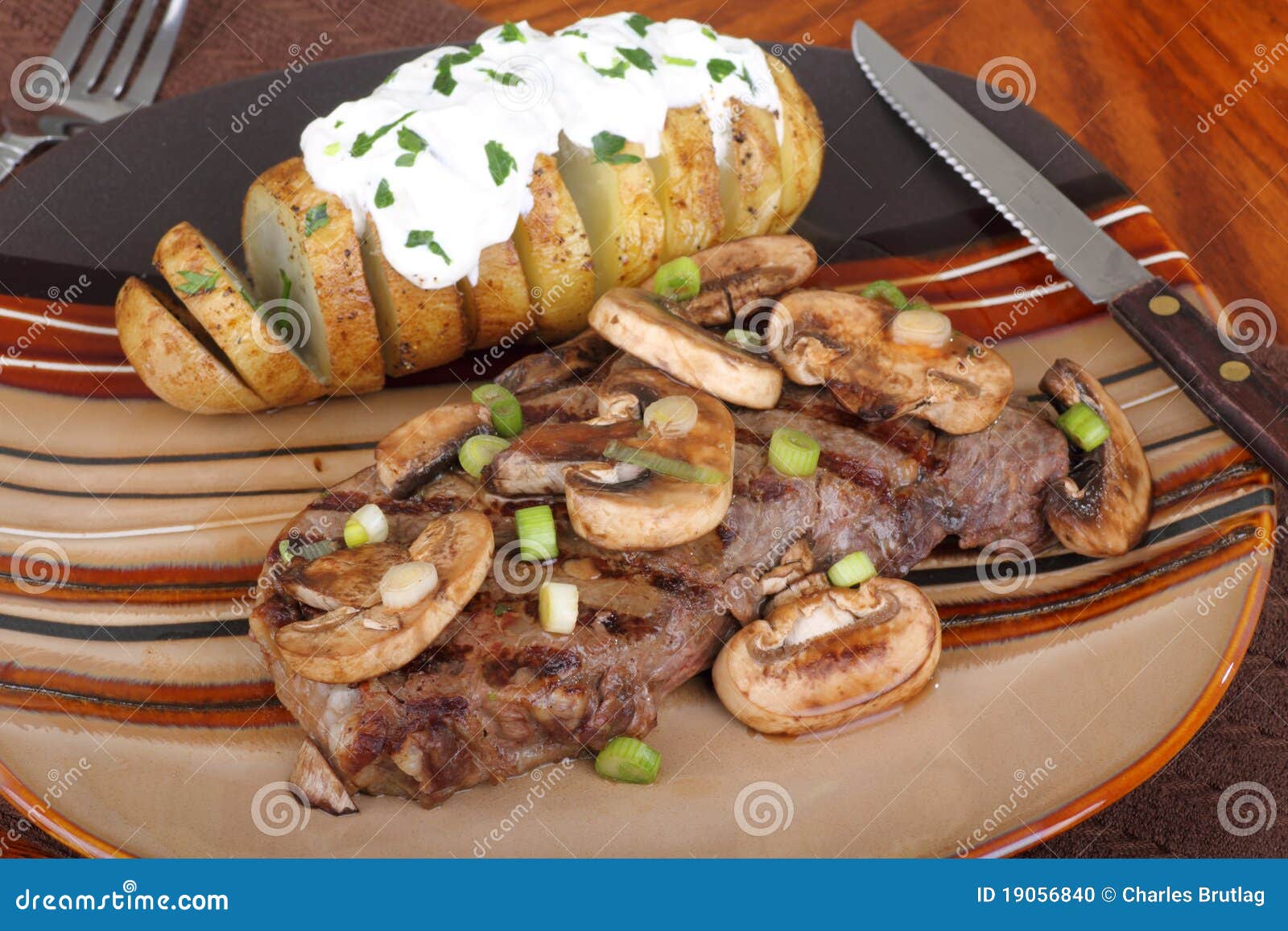 Gegrilltes Steak Und Kartoffel Stockfoto - Bild von pilz, sauer: 19056840 Gegrilltes Steak Und Kartoffel Stockfoto - Bild von pilz, sauer: 19056840