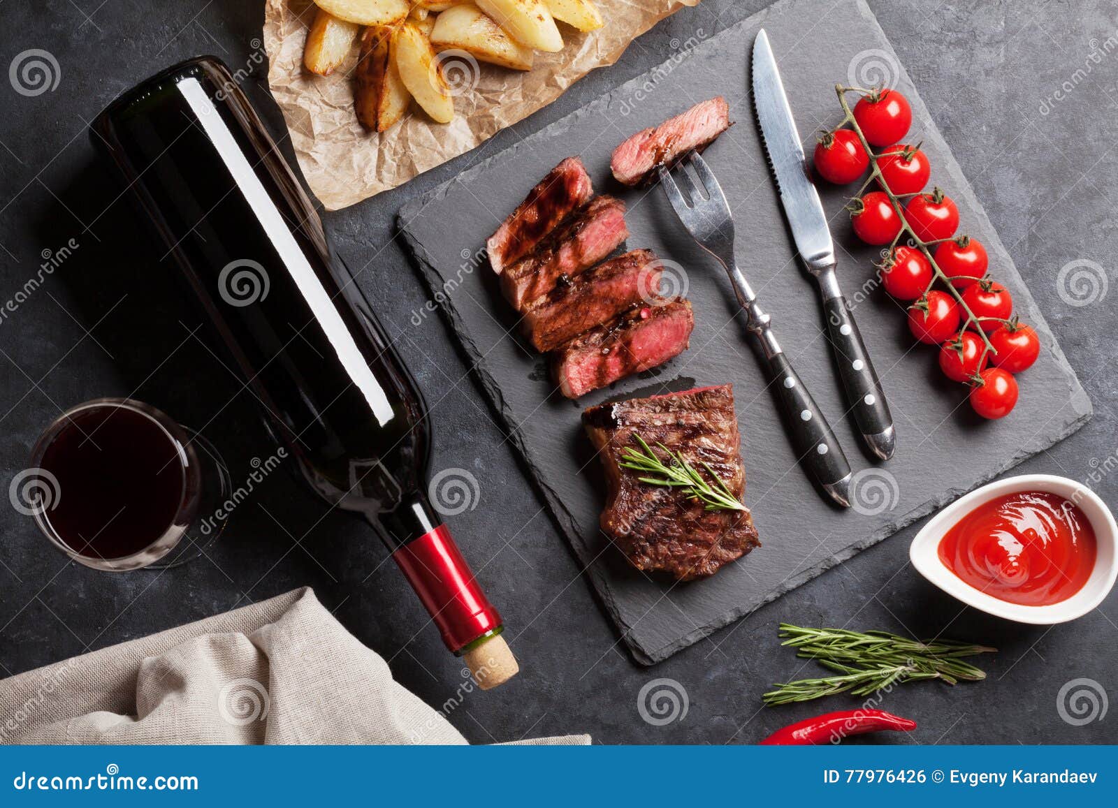 Gegrilltes Striploin Steak Und Rotwein Stockfoto - Bild von gebraten ...