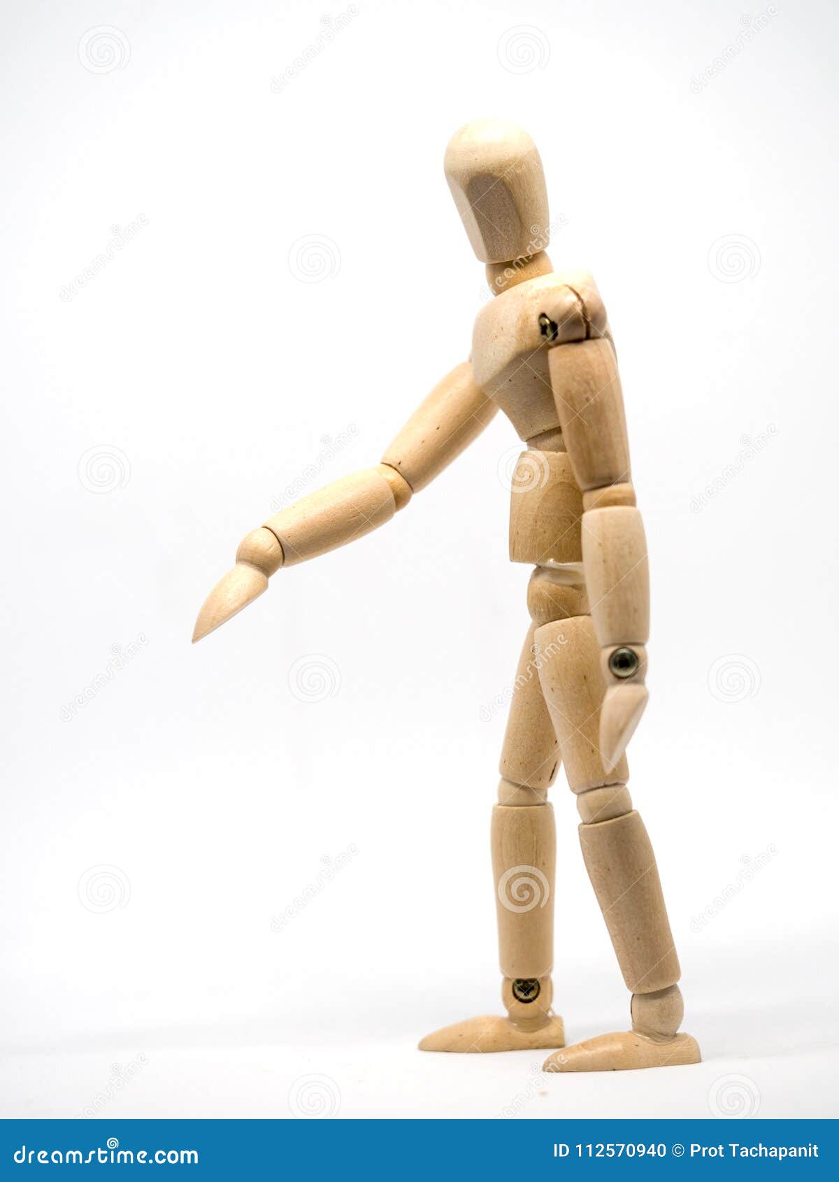 Gehende hölzerne Marionette auf dem weißen Hintergrund lokalisierte Hintergrund Der Arm der Marionette steht zur Front hervor Bewegen Sie Flusskonzept