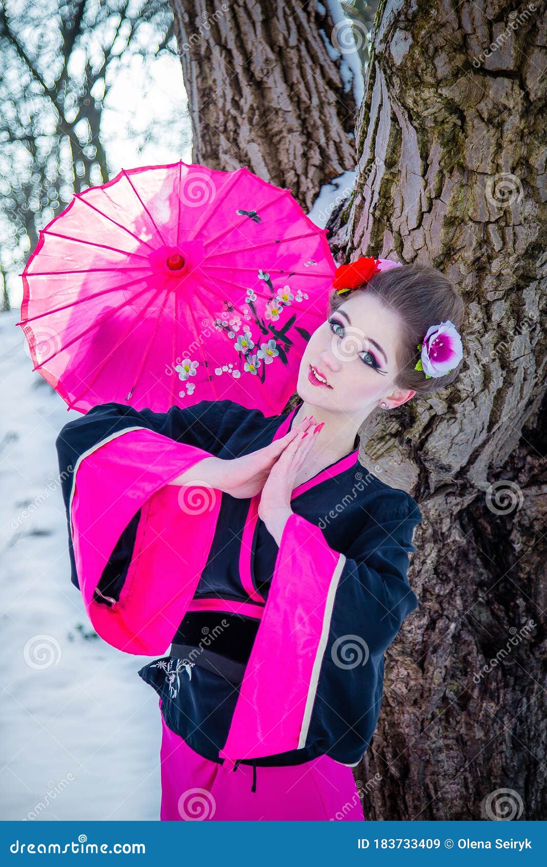 Geisha Con Ombrello Giapponese in Kimomo Nero E Rosa Sullo Sfondo Del  Paesaggio Invernale Immagine Stock - Immagine di femmina, attraente:  183733409