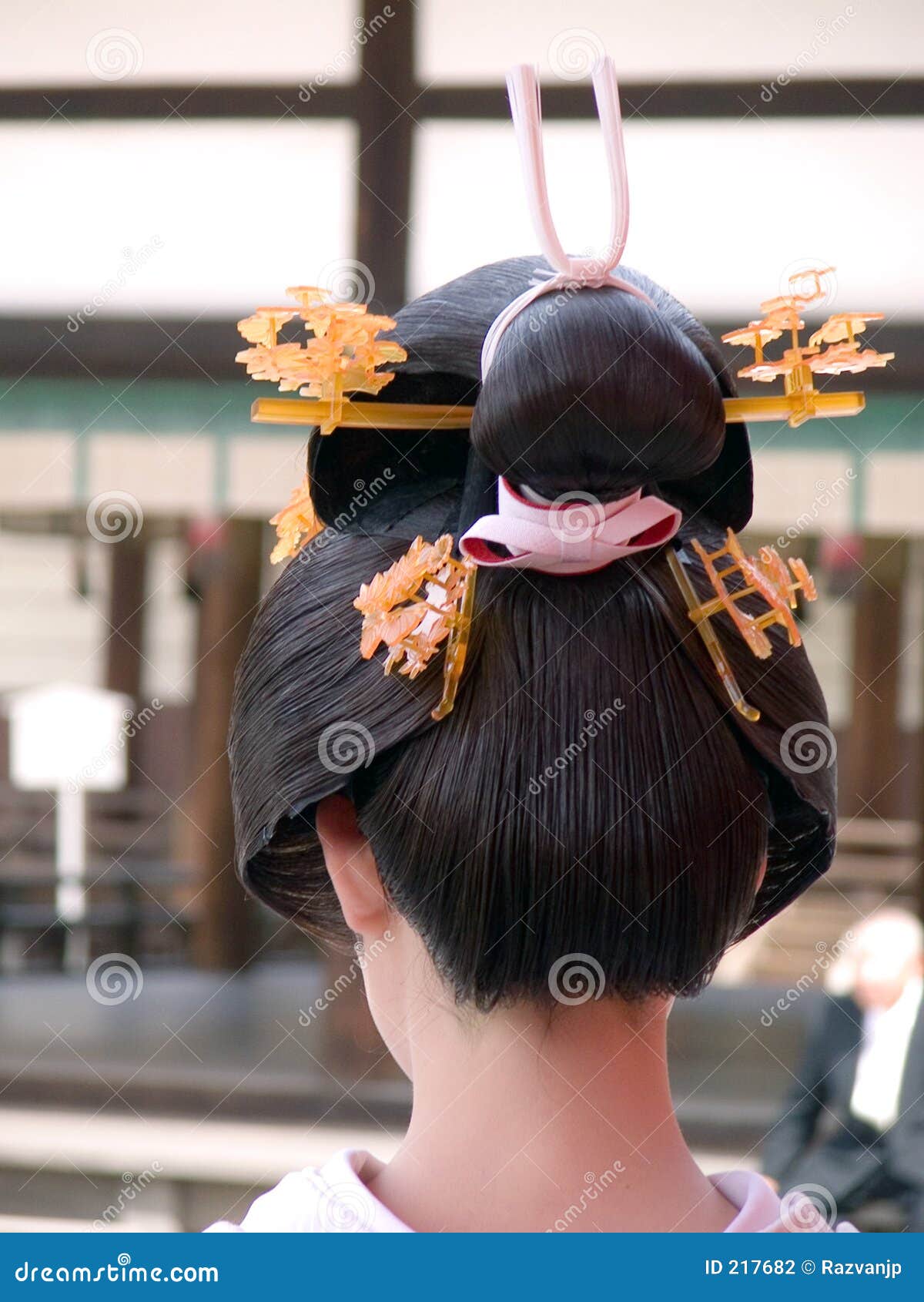 Kyoto Fan - Hello, Kyoto Fans! Look at this gorgeous hairstyle! Junior  maiko (geisha apprentices) wear these elaborate coiffures, called  “wareshinobu”, with multiple large and colorful ornaments chosen to match  the season