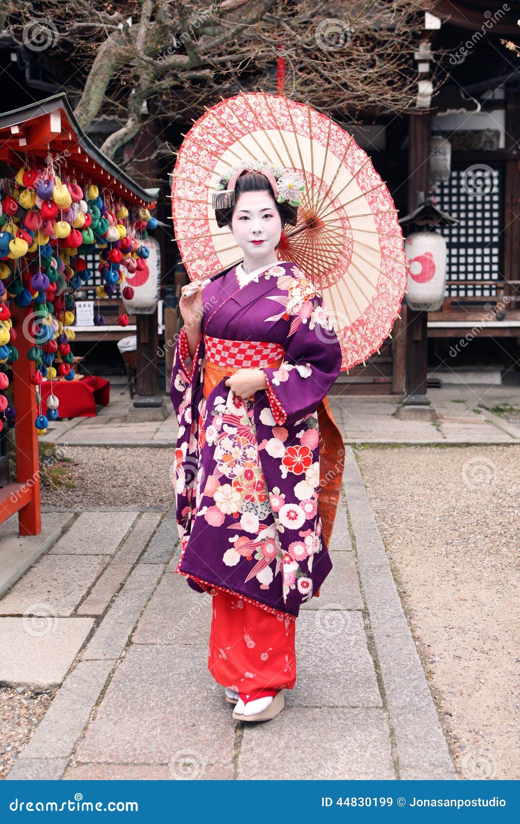 Geisha in Kimono Ed Ombrello Immagine Stock - Immagine di tempiale,  ombrello: 44830199