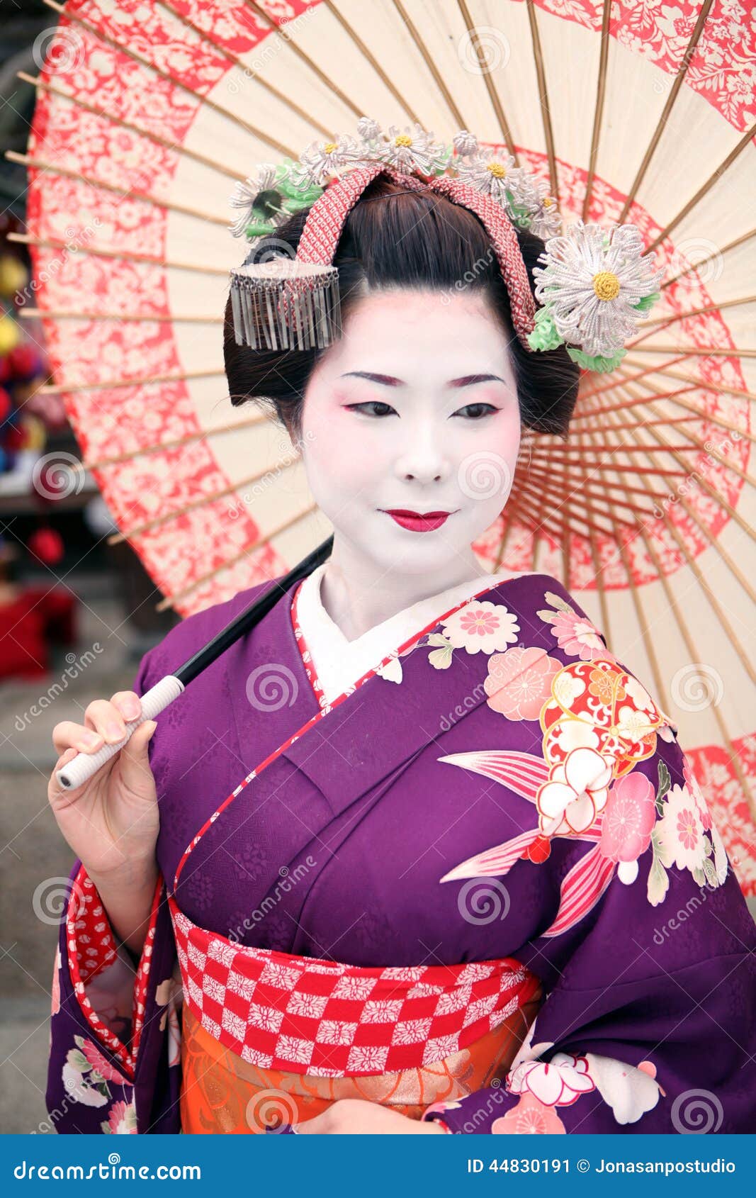 Geisha Y Paraguas El Kimono Imagen de archivo - paraguas, belleza: 44830191