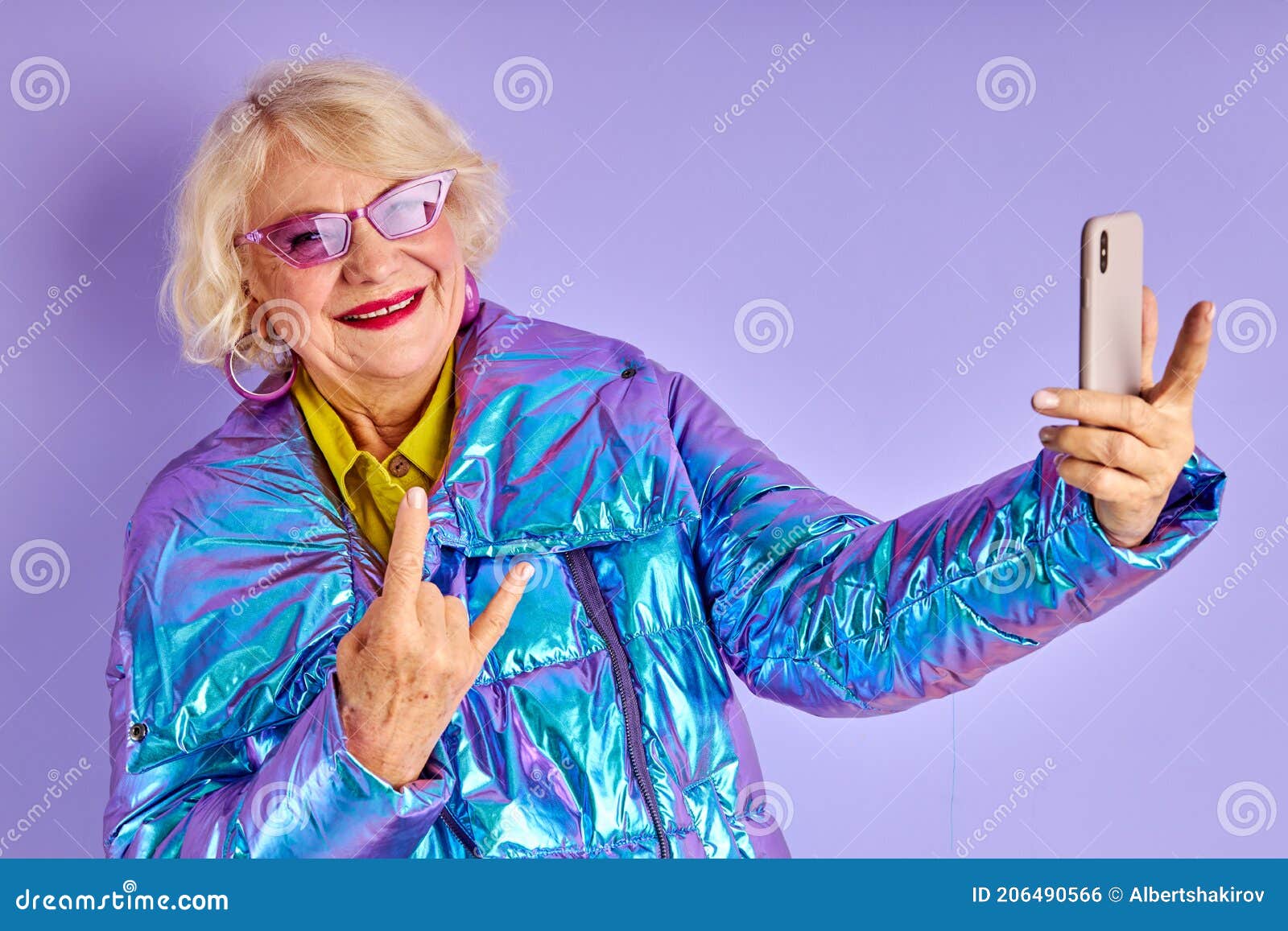Gekke Volwassen Vrouw Die Foto'S Maakt Selfie Stock Foto - Image Of  Volwassen, Vreedzaam: 206490566