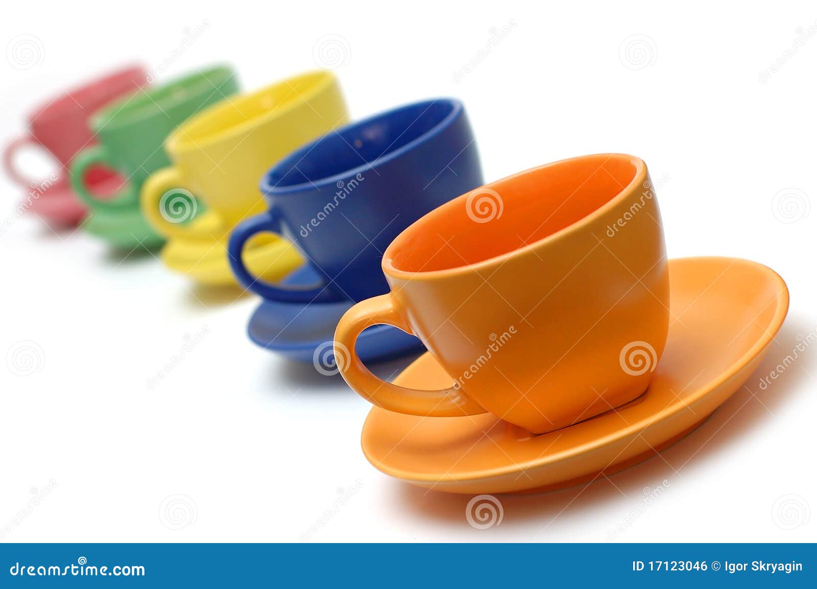 aspect Ruwe olie Waden Gekleurde Koffiekoppen En Schotels Stock Foto - Image of regenboog, geel:  17123046