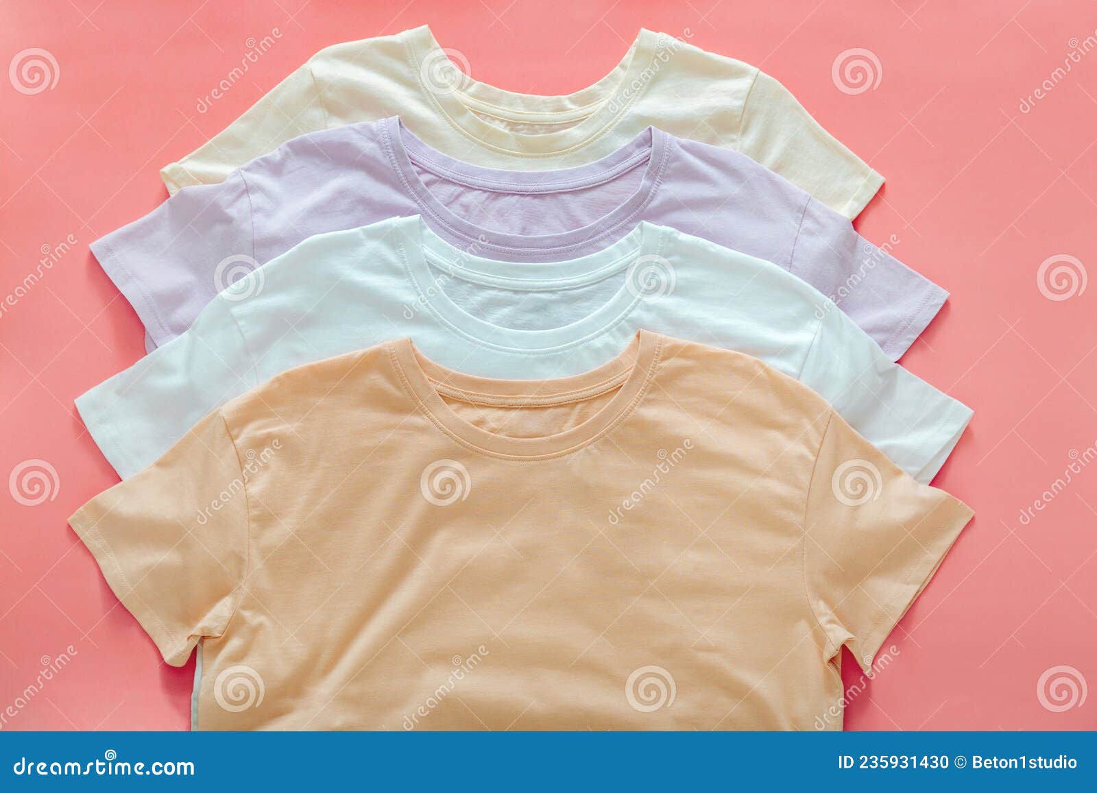 Hollywood vragenlijst bon Gekleurde T Shirts Pastelkleuren Beige Witte Purplet Shirts Mockup Voor  Design Op Kleur Roze Achtergrond Koraal Stock Foto - Image of achtergrond,  toevallig: 235931430