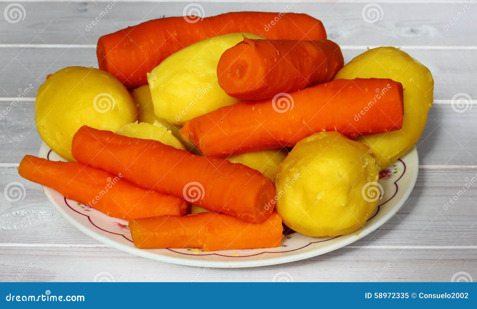 Gekochte Kartoffeln Und Karotten Stockbild - Bild von standplätze ...