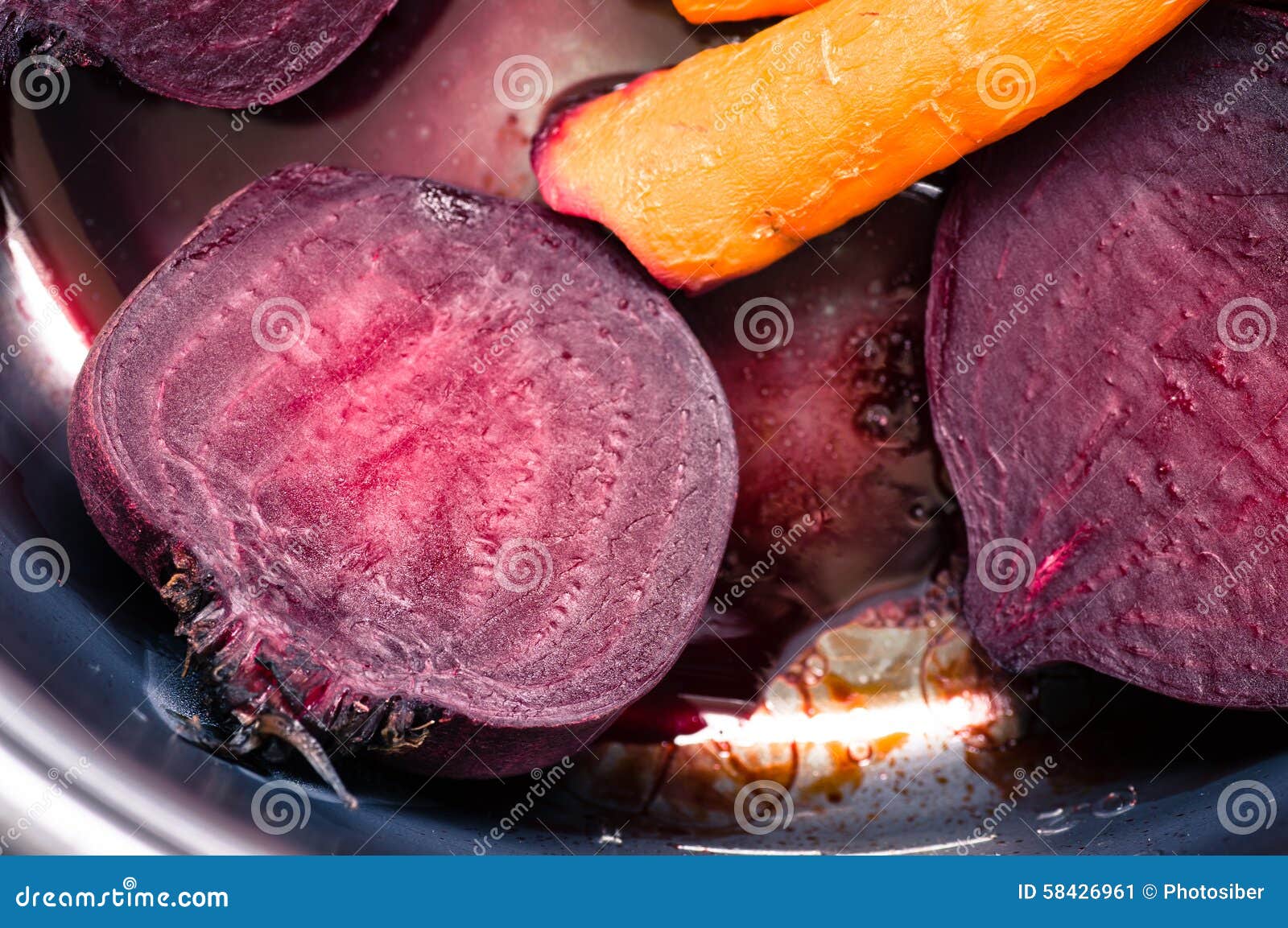 Gekochte Rote Rüben Und Karotten in Der Wanne Stockbild - Bild von ...