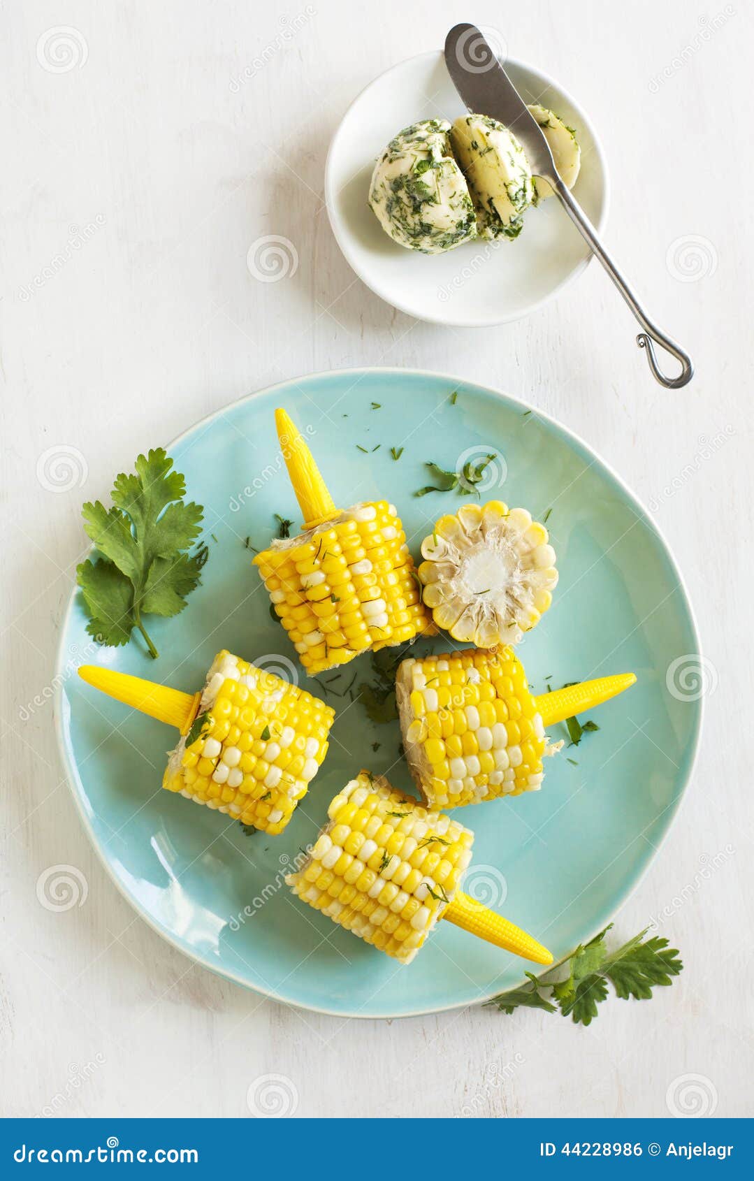 Gekochter Mais Mit Kräuterbutter Stockfoto - Bild von dill, nahaufnahme ...