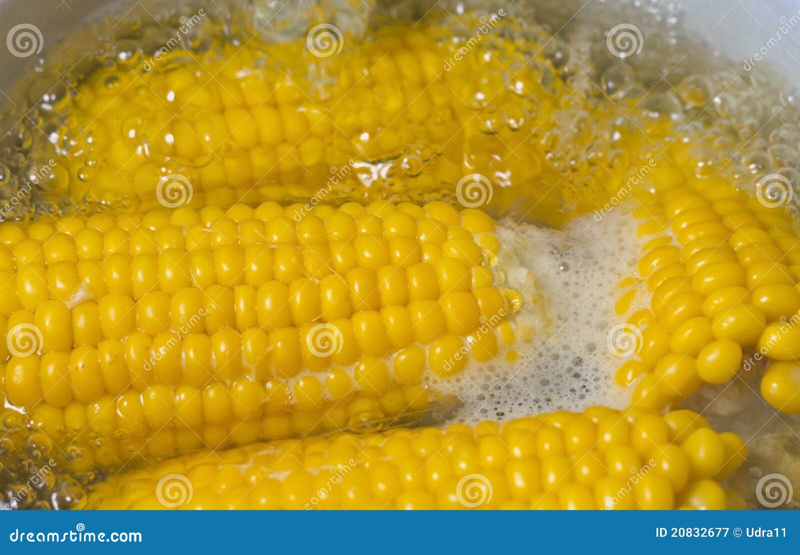 Gekochter Mais Und Kochendes Wasser Stockbild - Bild von getränke ...