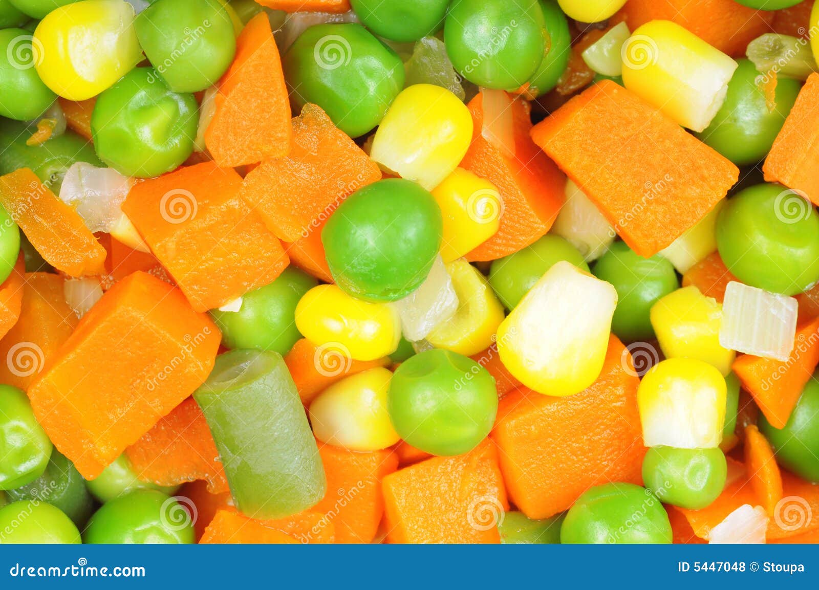 Gekochtes gewürfeltes Gemüse. Gekochter gewürfelter Gemüsehintergrund mit Karotte, Mais und Erbsen.